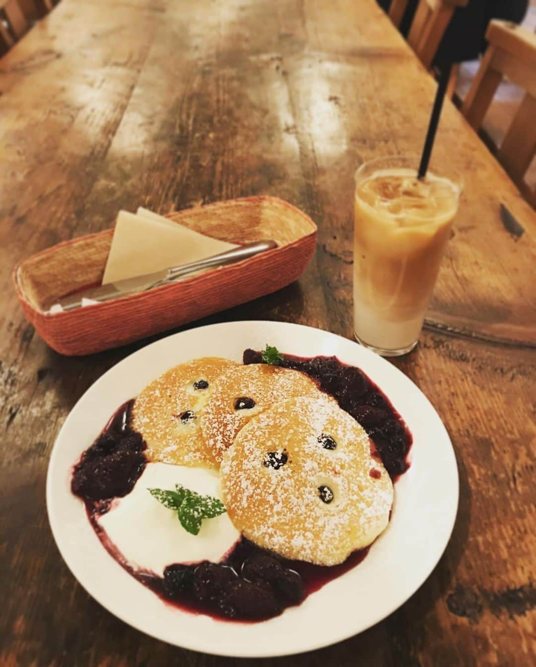 北条かやさんのインスタグラム写真 - (北条かやInstagram)「﻿ ﻿ 西麻布のカフェ﻿ 「Rainy Day」Bookstore &Cafe. ﻿ ﻿ ﻿ 出版社の地下1階、﻿ 緑の扉をあけると広がる本の世界。 ﻿ ﻿ ﻿ 作家の片岡義男が「晴耕雨読」より﻿ 名付けたブックカフェです。 ﻿ ﻿ ﻿ (只今、誌面のキャプションをあれこれ考え中……) ﻿ ﻿ ﻿ コーヒーを飲みながら、﻿ おいしいパンケーキを食べながら、﻿ 思索にふける贅沢な時間。 ﻿ ﻿ ﻿ ここには、都会の喧騒とは無縁の﻿ ゆったりした時間が流れているようです。 ﻿ ﻿ ﻿ 店長の小田さんはとても気さくな方で、﻿ 心おきなく過ごせました。 ﻿ ﻿ ﻿ ミックスベリーのパンケーキ、﻿ 上品な甘さで美味しかったな。﻿ ﻿ ﻿ カフェ店内では、﻿ 村上春樹や柴田元幸など、著名な現代作家が﻿ トークイベントを行うこともあるとか。 ﻿ ﻿ ﻿ ファンにはたまらないスポット﻿ かもしれません。 ﻿ ﻿ ﻿ 豊かな旅を味わう雑誌「Coyote」や、 ﻿ 柴田元幸編集の『MONKEY』など、 ﻿ ﻿ ﻿ スイッチパブリッシングのカルチャー誌は﻿ 数年分のバックナンバーが読めますよ。 ﻿ ﻿ ﻿ 文化のひとときを感じる、﻿ 素敵なお店でした。 ﻿ ﻿ ﻿ ありがとうございます。 ﻿ ﻿ ﻿ ﻿ #rainydaybookstore #西麻布 #西麻布カフェ #cafe #カフェ巡り #スイッチパブリッシング #ブックカフェ #bookcafe #村上春樹 #柴田元幸翻訳」3月26日 22時18分 - n_a_y_a_n_m_i_m_u