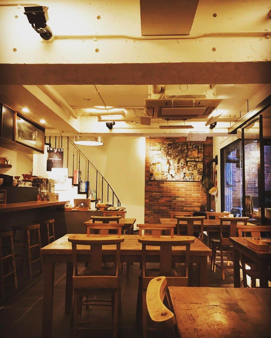 北条かやさんのインスタグラム写真 - (北条かやInstagram)「﻿ ﻿ 西麻布のカフェ﻿ 「Rainy Day」Bookstore &Cafe. ﻿ ﻿ ﻿ 出版社の地下1階、﻿ 緑の扉をあけると広がる本の世界。 ﻿ ﻿ ﻿ 作家の片岡義男が「晴耕雨読」より﻿ 名付けたブックカフェです。 ﻿ ﻿ ﻿ (只今、誌面のキャプションをあれこれ考え中……) ﻿ ﻿ ﻿ コーヒーを飲みながら、﻿ おいしいパンケーキを食べながら、﻿ 思索にふける贅沢な時間。 ﻿ ﻿ ﻿ ここには、都会の喧騒とは無縁の﻿ ゆったりした時間が流れているようです。 ﻿ ﻿ ﻿ 店長の小田さんはとても気さくな方で、﻿ 心おきなく過ごせました。 ﻿ ﻿ ﻿ ミックスベリーのパンケーキ、﻿ 上品な甘さで美味しかったな。﻿ ﻿ ﻿ カフェ店内では、﻿ 村上春樹や柴田元幸など、著名な現代作家が﻿ トークイベントを行うこともあるとか。 ﻿ ﻿ ﻿ ファンにはたまらないスポット﻿ かもしれません。 ﻿ ﻿ ﻿ 豊かな旅を味わう雑誌「Coyote」や、 ﻿ 柴田元幸編集の『MONKEY』など、 ﻿ ﻿ ﻿ スイッチパブリッシングのカルチャー誌は﻿ 数年分のバックナンバーが読めますよ。 ﻿ ﻿ ﻿ 文化のひとときを感じる、﻿ 素敵なお店でした。 ﻿ ﻿ ﻿ ありがとうございます。 ﻿ ﻿ ﻿ ﻿ #rainydaybookstore #西麻布 #西麻布カフェ #cafe #カフェ巡り #スイッチパブリッシング #ブックカフェ #bookcafe #村上春樹 #柴田元幸翻訳」3月26日 22時18分 - n_a_y_a_n_m_i_m_u