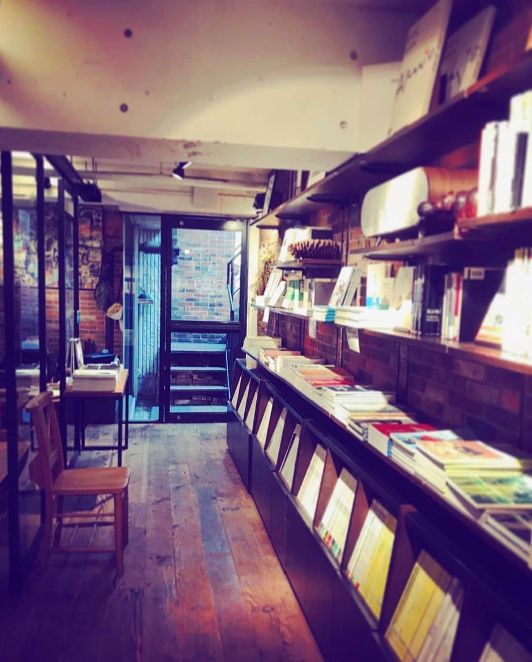 北条かやのインスタグラム：「﻿ ﻿ 西麻布のカフェ﻿ 「Rainy Day」Bookstore &Cafe. ﻿ ﻿ ﻿ 出版社の地下1階、﻿ 緑の扉をあけると広がる本の世界。 ﻿ ﻿ ﻿ 作家の片岡義男が「晴耕雨読」より﻿ 名付けたブックカフェです。 ﻿ ﻿ ﻿ (只今、誌面のキャプションをあれこれ考え中……) ﻿ ﻿ ﻿ コーヒーを飲みながら、﻿ おいしいパンケーキを食べながら、﻿ 思索にふける贅沢な時間。 ﻿ ﻿ ﻿ ここには、都会の喧騒とは無縁の﻿ ゆったりした時間が流れているようです。 ﻿ ﻿ ﻿ 店長の小田さんはとても気さくな方で、﻿ 心おきなく過ごせました。 ﻿ ﻿ ﻿ ミックスベリーのパンケーキ、﻿ 上品な甘さで美味しかったな。﻿ ﻿ ﻿ カフェ店内では、﻿ 村上春樹や柴田元幸など、著名な現代作家が﻿ トークイベントを行うこともあるとか。 ﻿ ﻿ ﻿ ファンにはたまらないスポット﻿ かもしれません。 ﻿ ﻿ ﻿ 豊かな旅を味わう雑誌「Coyote」や、 ﻿ 柴田元幸編集の『MONKEY』など、 ﻿ ﻿ ﻿ スイッチパブリッシングのカルチャー誌は﻿ 数年分のバックナンバーが読めますよ。 ﻿ ﻿ ﻿ 文化のひとときを感じる、﻿ 素敵なお店でした。 ﻿ ﻿ ﻿ ありがとうございます。 ﻿ ﻿ ﻿ ﻿ #rainydaybookstore #西麻布 #西麻布カフェ #cafe #カフェ巡り #スイッチパブリッシング #ブックカフェ #bookcafe #村上春樹 #柴田元幸翻訳」