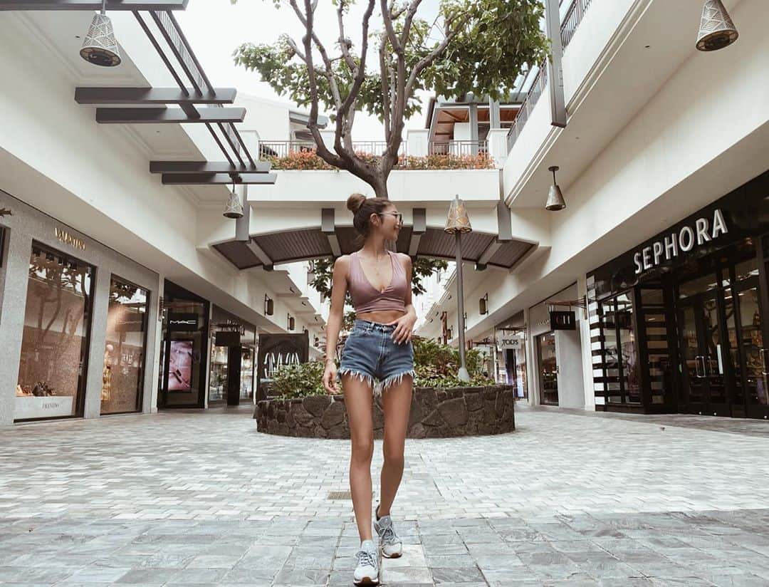 佐藤あずみのインスタグラム：「生きてて二度と見ることはないであろう景色💦 . 東京も週末ついに外出自粛になって、今日スーパーに行ったらカップラーメン無くなってた！ . どうなっていくんだろう😔」