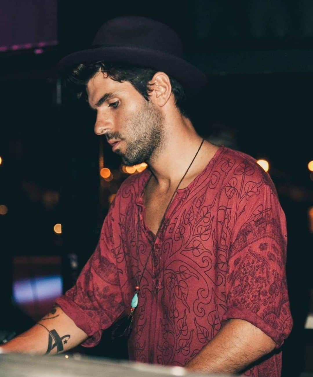 ハイメ・アルグエルスアリのインスタグラム：「Due to copyright and restriction on music during Facebook Live mixes I’ll be doing regular streams via @twitch  channel and @instagram  Quarantine Stream 001 via Twitch.tv Tune in Today www.twitch.tv/squiremusic 17:00PM CET 12:00PM EST #stayathome」