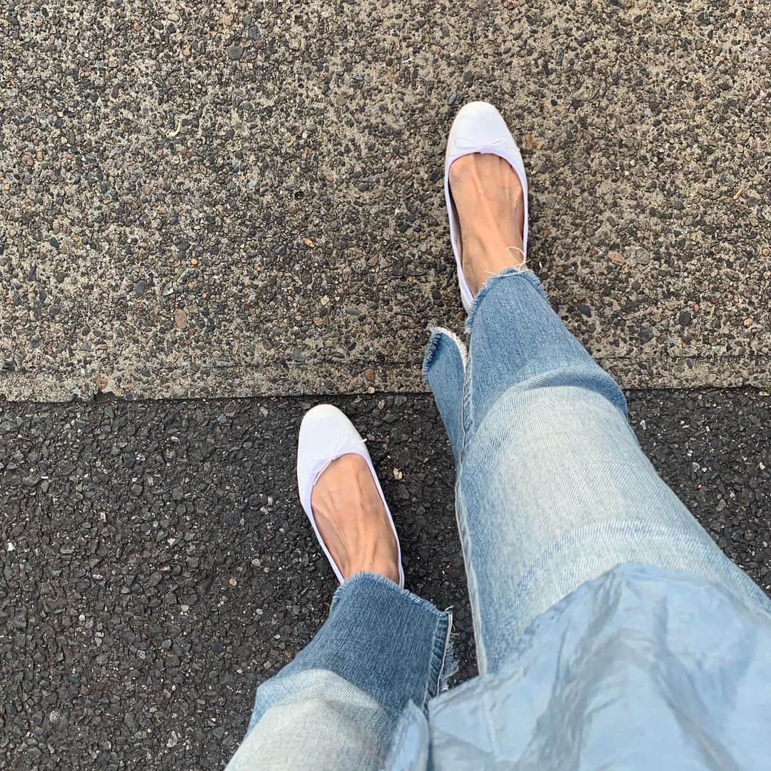 亀恭子のインスタグラム：「white❤︎ . . . today's #shoes #porselli #white #shootingday #work #oceans」