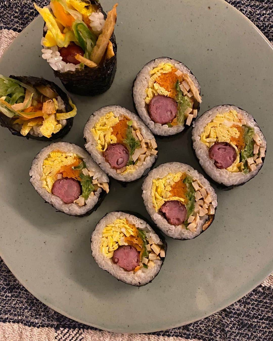 キム・ナヨンさんのインスタグラム写真 - (キム・ナヨンInstagram)「오늘 김밥 🖤 이제 다시는 소시지 넣지 말아야지 🤪 소시지맛이 너무 강해서 소시지맛만 나 🤤」3月26日 22時43分 - nayoungkeem