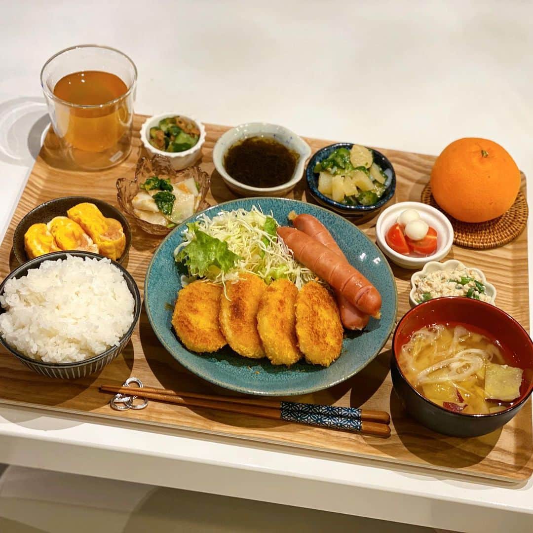 姫野れみのインスタグラム：「今日の #石毛家の食卓 👨🏿‍🍳♡ 昨日は金目の煮付けでその前の日もお魚だったので 2部練終わりにモリモリ食べれて疲労回復できるもの🤔 と思い、メインは"揚げないコロッケ"にしました！！ お土産で頂いた明太子はひとつだけ卵焼きの中に🍳 疲れて帰ってきて、残さずモリモリ食べてくれると とっても嬉しい☺️✨  🥔#揚げないコロッケ 🥗#サラダ 🌭#ソーセージ 🥚#めんたいチーズ卵焼き 🐟#数の子とオクラといか 🥬#かぶの梅味噌和え 🌊#もずく酢 🥒#きゅうりの梅肉和え 🍚#白米 🍲#サツマイモとねぎの味噌汁 🍅#カプレーゼ 🍊#はるみ  #アスリートフードマイスター #料理 #和食 #夕食 #アスリート飯 #夕飯 #夜ご飯 #晩ごはん #夜ご飯 #夕ごはん #夜ごはん #和食ごはん #手作り料理 #手作りごはん #おうちごはん #レシピ #dinner #cooking」