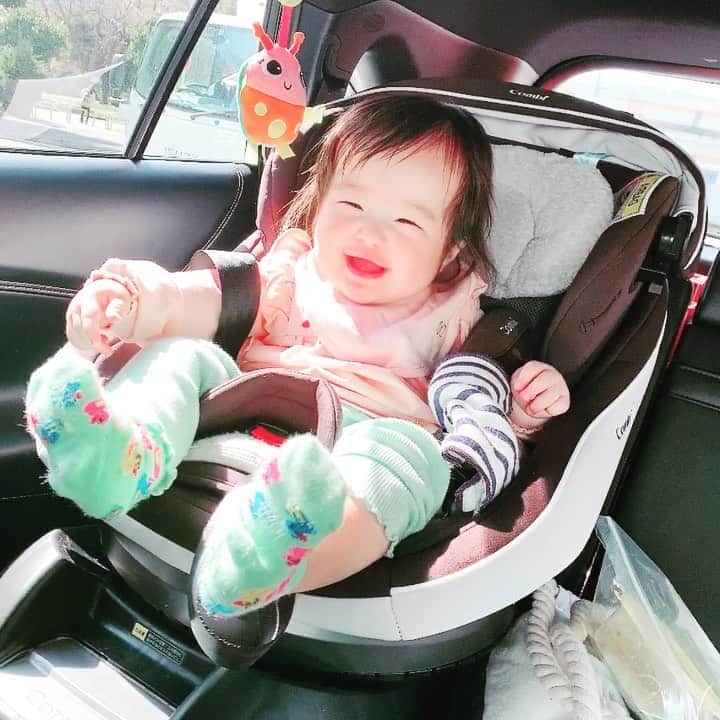 しほの涼のインスタグラム：「お天気で暖かくて気持ちいい🌸☺️ 今日も、ニッコニコ🌞 本当よく笑う😊💕 女は笑顔🙆‍♀️‼️ #満面の笑み #いないいないばぁ #いないいないばあっ #生後8ヶ月女の子 #生後8ヶ月ベビー #生後8か月#生後8か月#令和ベイビー#令和ベビー#女の子赤ちゃん#borden #miniboden #zaramini#春コーデ#赤ちゃんコーデ女の子」
