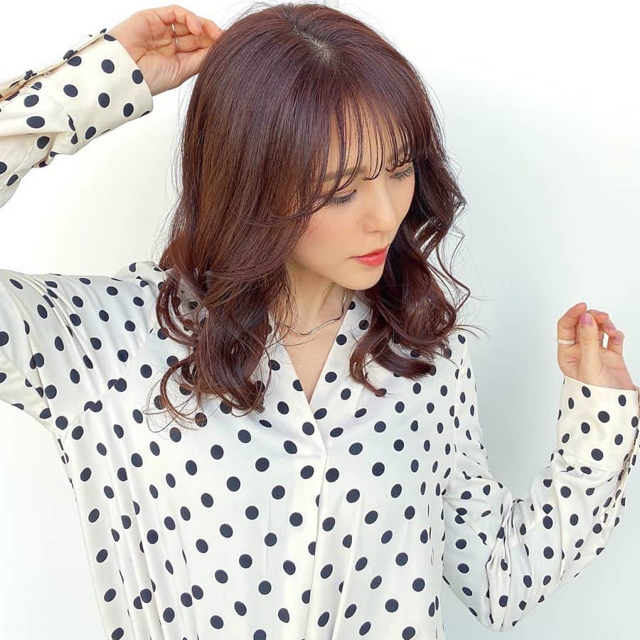 のインスタグラム：「それどこのですか🙋‍♀️？ スワイプしてね▶︎▶︎▶︎ ・ ・ #りーまる #サロモ #サロンモデル #インフルエンサー #フリーモデル#撮影データ #撮影モデル募集 #広告モデル ・ ・ ・ ・ の質問多かったので🙆‍♀️✨ ・ ・ ネックレス　@aquagarage  指輪　@fing_official  ネイル　@chanelofficial  ブラウス　@loveparis_jp  です！！💐 ・ ・ ・ ・ ・ ・ 〈 撮影依頼募集中〉 3月の撮影依頼お受けしてます♪ DMくださると嬉しいです💐 よろしくお願い致します☺︎ ・ ・ ・ ・ #ヘアアレンジ #ポートレート#ポートレートモデル #被写体#カメラマンさんと繋がりたい #ポートレートしま専科 #女子力アップ#プチプラコーデ #韓国ファッション #美容好きな人と繋がりたい #ふんわり写真部 #透明感#田中みな実 #彼女感#小顔になりたい#ダイエット部 #ママコーデ #朝活#かわいい#春カラー#ネックレス#シルバーアクセサリー」