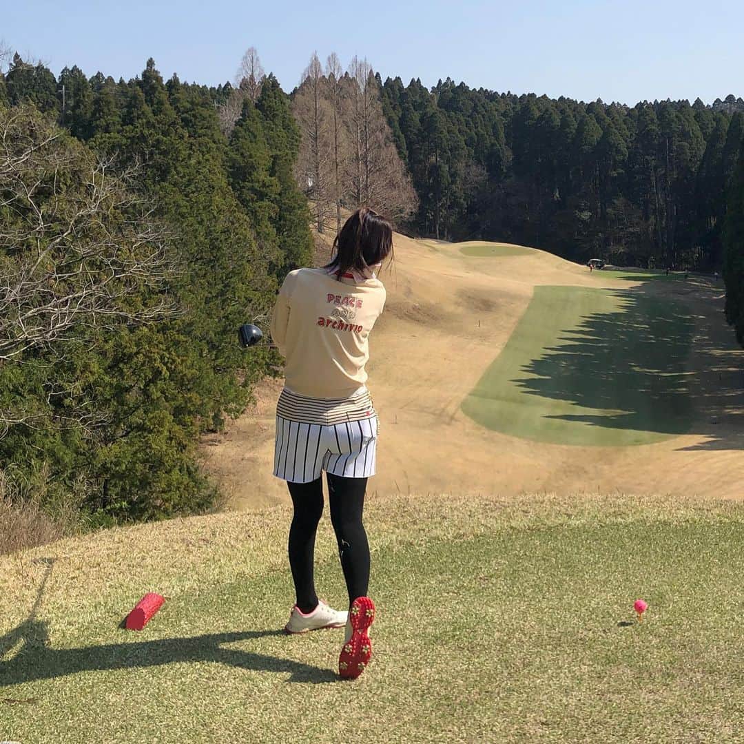 宮崎宣子さんのインスタグラム写真 - (宮崎宣子Instagram)「あげてなかったシリーズ⛳️ しばらく明後日から引きこもりのため、楽しいゴルフを思い出して、また皆んなでワイワイしたい✨✨✨ 玲奈ちゃんとお揃いのarchivio ❤️ 似合ってる😍 そして、archivioの可愛いウェアのおかげで、スコア99🥰 ギリ100切れた😅  #春ゴルフ #春ゴルフコーデ #archivio #アルチビオ #しばらくゴルフお休み  #自粛 #楽しいゴルフを思い出して #コロナ終息を願う」3月26日 22時42分 - miyazaki_nobuko