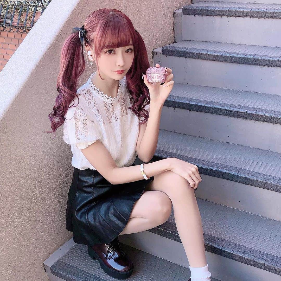 のインスタグラム：「AirPods Proケースは @super_deco_shop33 💗💗 . tops @michellmacaron_official  スカート 韓国で購入 . ヘアカラー @heartim__lobby  本当にずっとここ！ . ヘアセット @hairmakechouette  表参道で立地が良くて巻きがうまいから通ってるよ！ . . #デコケース #デコ #airpods #ミシェルマカロン #michellmacaron #ヘアセット #ツインテール」
