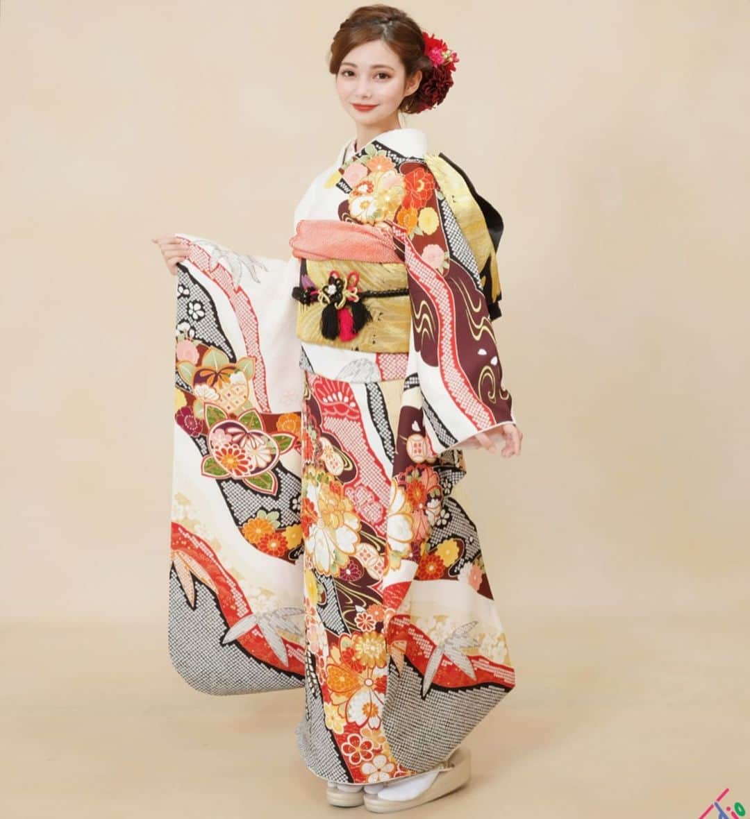 HELENAのインスタグラム：「昨日載せた#ふりホ での全身こんな感じでした！ ポーズはカメラマンが足の角度から指先まで、振袖が綺麗に見えるようにきっちり教えてくれる👘 和柄のこの振袖が本当可愛いかったです #スタジオアリス #成人式 #PR」