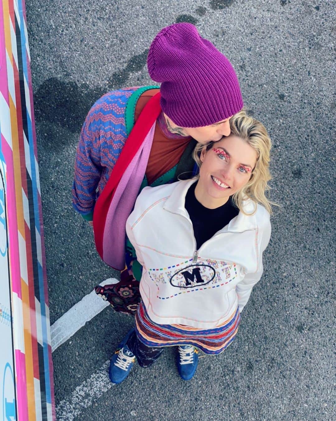 アシュリー・ハートのインスタグラム：「@jesshart Happiest of Birthdays to my incredible sister. It doesn’t get cooler than you! You are the sweetest soul.. and for so many years, I never would have thought I’d say that ha! Watching you soften into your most natural, loving, free flowing Self, is one of my life’s greatest gifts...not that your badass bitch wasn’t awesome as well (and doesn’t still exist) 😜 You’re cheeky and smarter than I’ll ever be, I’m sure you’ve got some grammar or spelling corrections in this message, that without any other words, you’ll just respond to, as you do almost daily 😏 ha!  I love nothing more than the way you annoy me, always pushing me to be the best version of myself and believing in me more than i want to sometimes. I too am committed to always lifting you up, not allowing for anything but joy-filled days ahead of us. Im so blessed to call you my sister in this life, you’ve been my number one since day dot and will be till the day I die. I love you beyond words and worlds, here’s to the best years of life, still yet to come!!!! And mum, thank you, I kiss your feet in gratitude for what you brought into the world today. Happy birthing-day Mummah Hart!!!!! SO.MUCH.LOVE 🤍」