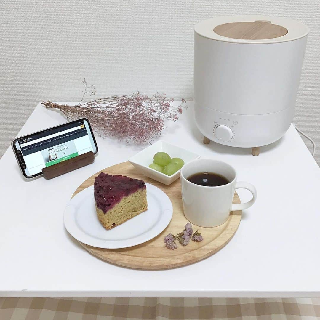 みさねのインスタグラム：「ㅤ おうちカフェ🧸 ㅤ ずっと欲しかったアロマ加湿器買ったかわいすぎ😭❤️ ㅤ Amazonで買ったよすぐ届くし安くなっとった最強、、、 ㅤ もうすぐ引っ越すけんかわいい家にしたくて毎日のようにみとる🤣 ㅤ いろんなかわいい家具とか雑貨あるけん新生活におすすめ！ ㅤ みんなもおすすめのものあったら教えて〜🌸 ㅤ #おうちカフェ #おしゃカフェ #マカロン #Amazon新生活 #AmazonJapan #ad #インテリア #ドライフラワーのある暮らし」