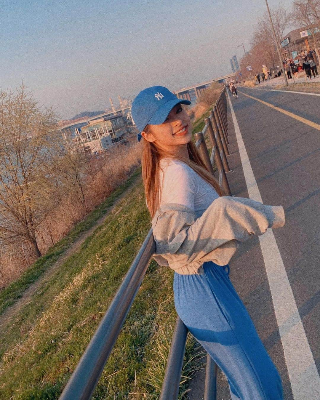 カン・ギョンミンさんのインスタグラム写真 - (カン・ギョンミンInstagram)「🧢 한강을 맘 편히 즐길 수 있는 날이 얼른 오길 😷」3月26日 23時01分 - kkmmmkk