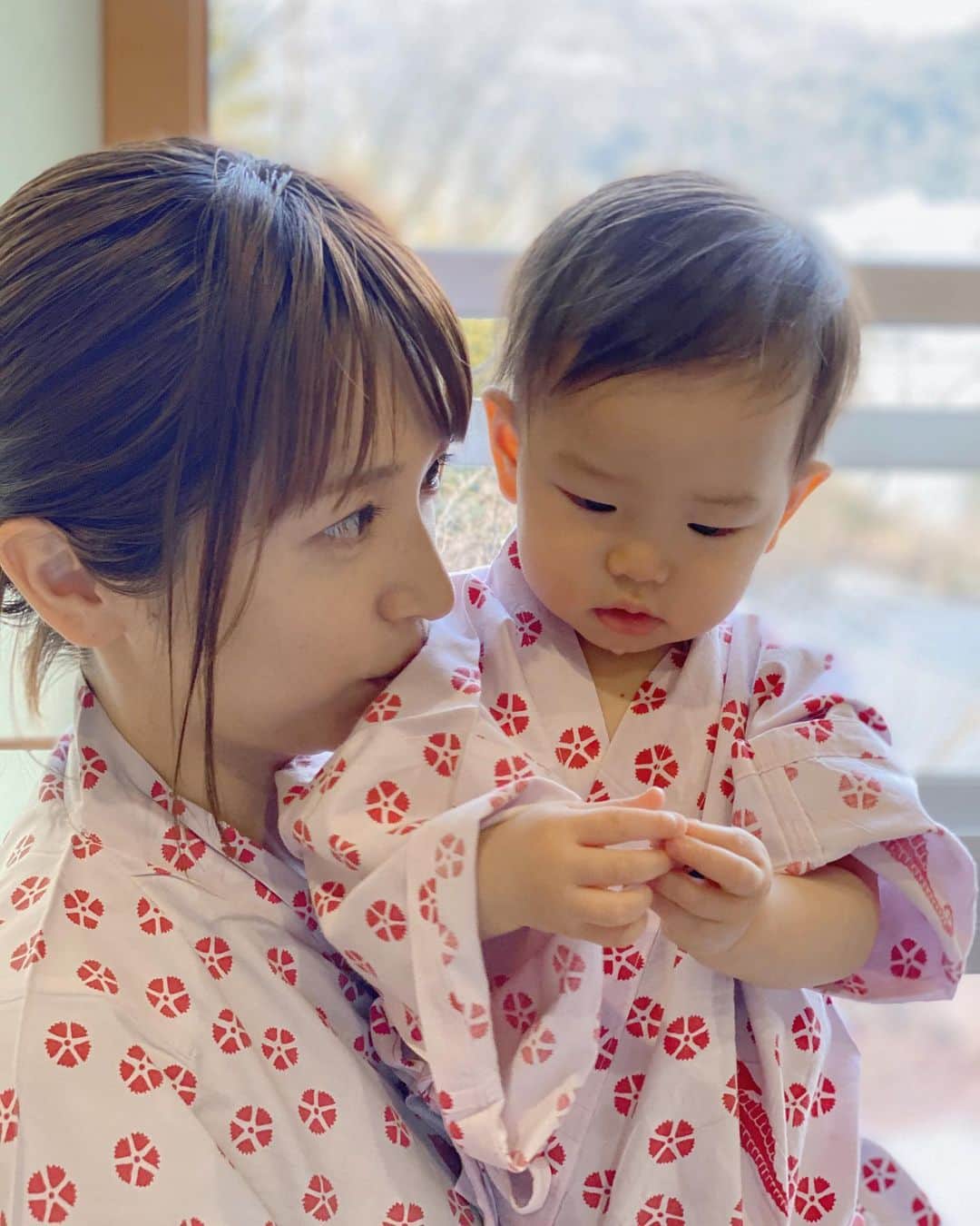 田中涼子のインスタグラム：「娘とお揃いの浴衣が着られる日が来るなんて˚✧₊⁎⁺˳✧༚ 色々撮った写真がたまってるけど そんな事よりも 志村けんさんのコロナ感染の病状が心配で心配で、絶対ウイルスに打ち勝ってほしい!いいニュースが入りますように。」