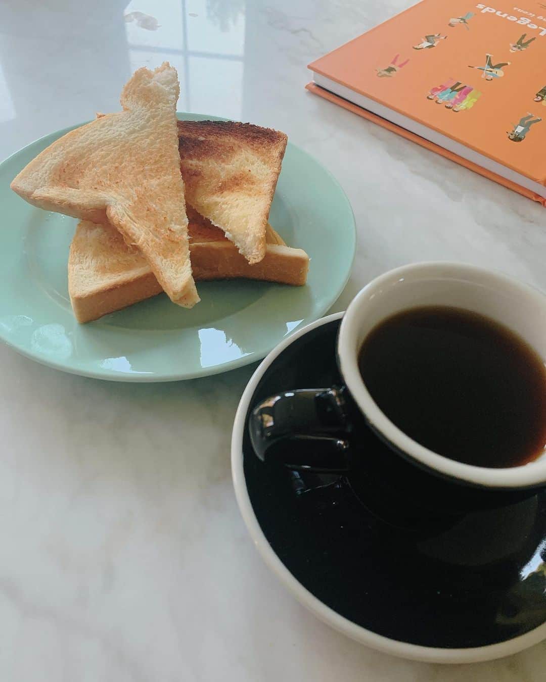 ソン・テヨンさんのインスタグラム写真 - (ソン・テヨンInstagram)「: 집에선 마시고 또 마시게 되죠..🍞☕」3月26日 23時01分 - sontaeyoung_official
