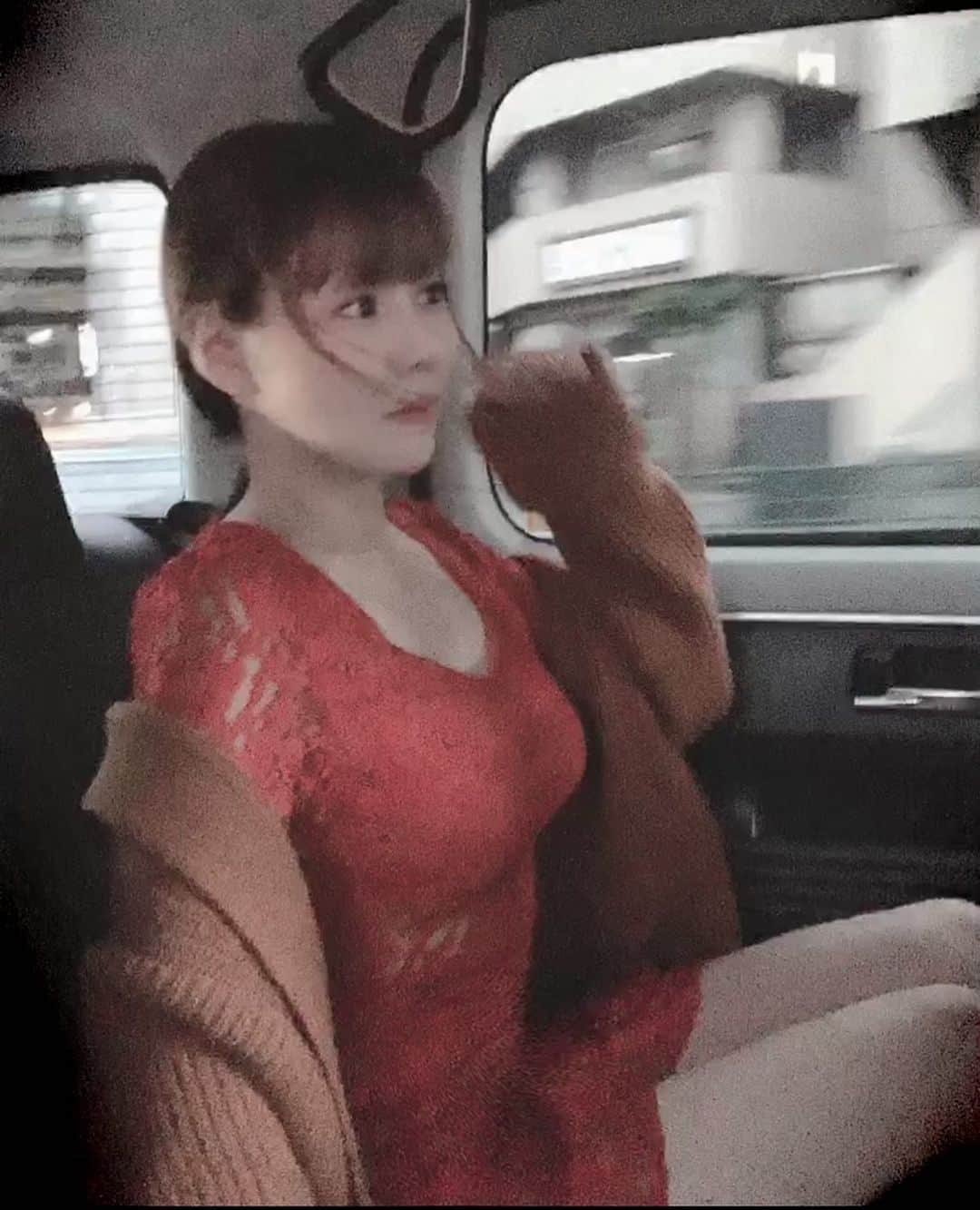 本田裕子さんのインスタグラム写真 - (本田裕子Instagram)「【温かい心と情熱🔥】 . よく言われてることだけど、 人生には３つの坂がある。 . それは、上り坂、下り坂、マサカ。 . この言葉は昔、美輪明宏さんが仰っていて、さらに→『どんな時も頭は冷静に、あらゆる角度から問題を分析し、温かい心と情熱で対処する。これが人間力なのです』というようなことを見聞きしたとき、わたしの魂に深く響いたとです💫 . . わたし自身も、長年生きていますと、「マサカ」を幾度となく経験しましたが、この美輪さんのお言葉を心に刻んでからは、もちろん中々、完璧には難しいことですけど、不器用なまんま 不完全なまんまでも、いつも何とかなってるし、乗り越えてきた。 （だから今こうして生きている。私もあなたも♡） . そう、人生はどうにかなるのだ。 . . …… あ、そうそう💡 本題に戻ります。笑 . わたし自身、美輪明宏さんのような著名人だけでなく、身近な人や、ご縁のあった人、通りすがりというか、たまたま行った旅先等で、ほんの少し会話した人とかの、ほんの些細な一言や言葉で、人生が変わったことも多い✨ . . なので、わたしは自分の些細な言葉が、誰かの人生の流れを変えるキッカケになるかもしれないって思うと、情報発信も内側から情熱が湧き上がってくるし🔥 . 依頼を受けたものをはじめ、すべてのことに心を込めて、一つ一つ全力でやればやるほど、そこから自分が吸収することが桁違いに多い。 . . あと、わたしはよく過去の失敗談やトラウマもネタにしたり、自分でも笑い話に変換してる。 . それが結果的に、同じ苦しみを持つ人への処方箋にもなってたりと、過去の自分苦しみは、笑いと希望に変わるのだ💫 . となるとね、あらゆる経験はすべて糧になるし、 失敗もネタになる。 . すると、面白いもので、 自分がめっちゃ軽やかになるのだ♡ . . 先日（3月16日の記事）も、情報発信についての相談について、わたしの視点をシェアしたのだけど、特別な体験は必要ないし、「まだ発信できるほど何もしてないんです。。」って言う人もいるけど、何もかも完璧に整うことなんてないから、不器用なまんま、不完全なまんまいこう♡ . その不器用なまんま、 色んな経験をしながらネタにし、 学び続けるその姿勢を、 そのまま発信しよう♫😊 . ということで、 最近、何だか赤いお洋服が多いねw . わたしは燃えてるときや、勝負の日に（宅建の試験とか大切な商談とか）赤いお洋服を着たり、赤いネイルにしたくなる傾向にあります🔥笑 . あ、赤いネイルは、不思議と『いい女』気分にもなるから💅そういう気分になりたいときもネイリストさんにお願いして、いつも『いい女ネイルきた〜(⌒▽⌒)🙌😄♡』って浮かれてます。笑 . …… #温かい心 #情報 #人生には３つの坂がある #登り坂 #下り坂 #まさか #美輪明宏さん #頭は冷静に #人間力 #不器用なまま #不完全なまま #不完全なままいこう #なんとかなる #人生はどうにかなる #些細な一言 #些細な言葉 #経験は糧 #すべてネタ #情報発信 #いい女 #いい女気分　 #面白いね♡笑 #本田裕子」3月26日 22時59分 - rinrin_yuko