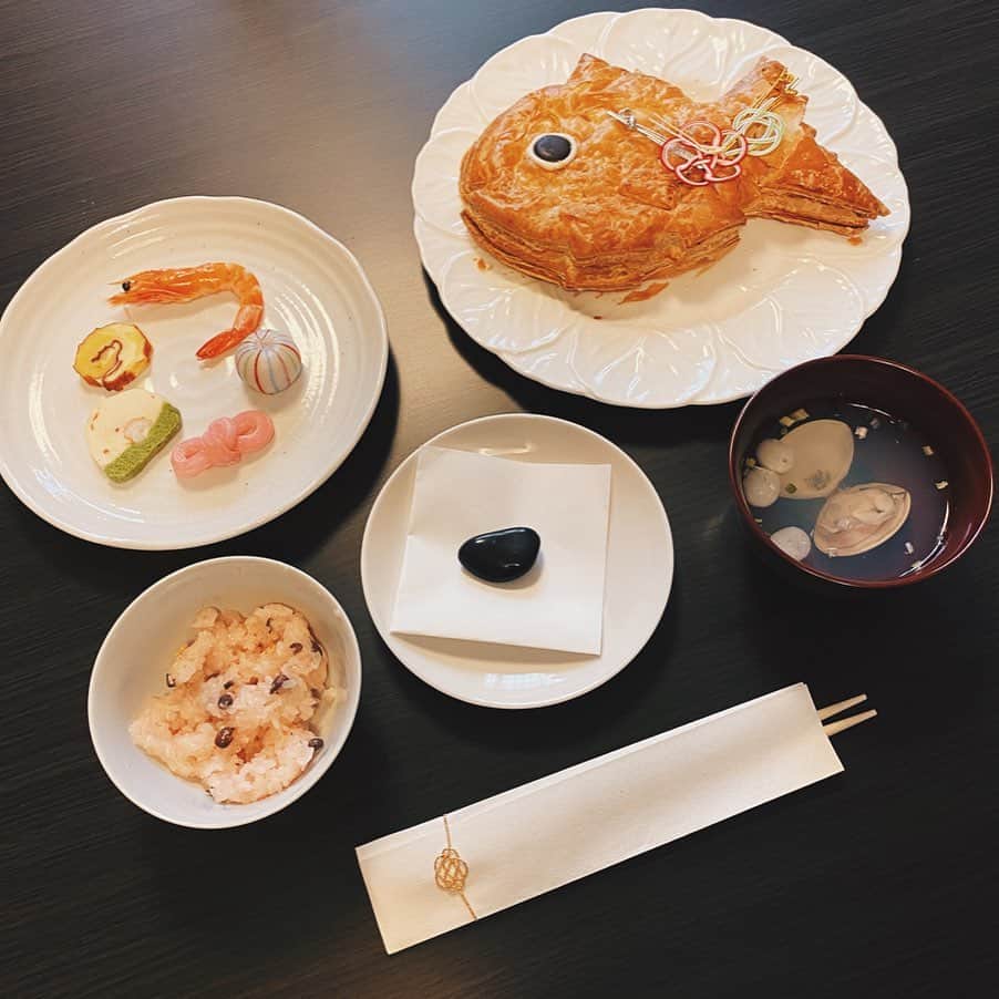 unoさんのインスタグラム写真 - (unoInstagram)「息子が生後4ヶ月を迎えました🎉 3ヶ月からあっという間に感じる…！ ㅤㅤㅤㅤㅤㅤㅤㅤㅤㅤㅤㅤㅤ 世の中、コロナで大変ですね…。 怖くて相変わらず近所の公園以外に出かけていません。 より一層、慎重に行動して家族を守らねば…と思います。 ㅤㅤㅤㅤㅤㅤㅤㅤㅤㅤㅤㅤㅤ そんな中で息子の100日記念では家で簡易的なお食い初め祝いをしました。祝い鯛はアップルパイにしたり、ほぼ通販に頼ったけど、可愛くて美味しくて満足でした😚 ㅤㅤㅤㅤㅤㅤㅤㅤㅤㅤㅤㅤㅤ そしてこの1ヶ月でまた色んなことができるようになりました。 4ヶ月健診にも行き、体重も6.7kgに！でかい！足もムチムチです。 早くも寝返りができるようになって、 コロンコロンと転がりまくって目が離せない毎日です。 うー！あー！ぐぬー！と声を沢山出したりするのも面白い。 成長メモをまた描いてみたので2枚目に載せてみました。 育児エッセイまんがもそのうち描きたいなぁ、、 ㅤㅤㅤㅤㅤㅤㅤㅤㅤㅤㅤㅤㅤ 1枚目の写真に載っているスタイは 前回載せたものと同じくで産前に縫ったものです。 よだれがたくさん出てきて毎日大活躍してます。 こんな風に使ってもらえる日がきて良かった😢しみじみ。 ㅤㅤㅤㅤㅤㅤㅤㅤㅤㅤㅤㅤㅤ 大変な世の中だけど、 身体に気をつけて元気に過ごしていこうね〜むすこよ〜！ ㅤㅤㅤㅤㅤㅤㅤㅤㅤㅤㅤㅤㅤ #月齢フォト  #hm #お食い初め」3月26日 23時04分 - unobox