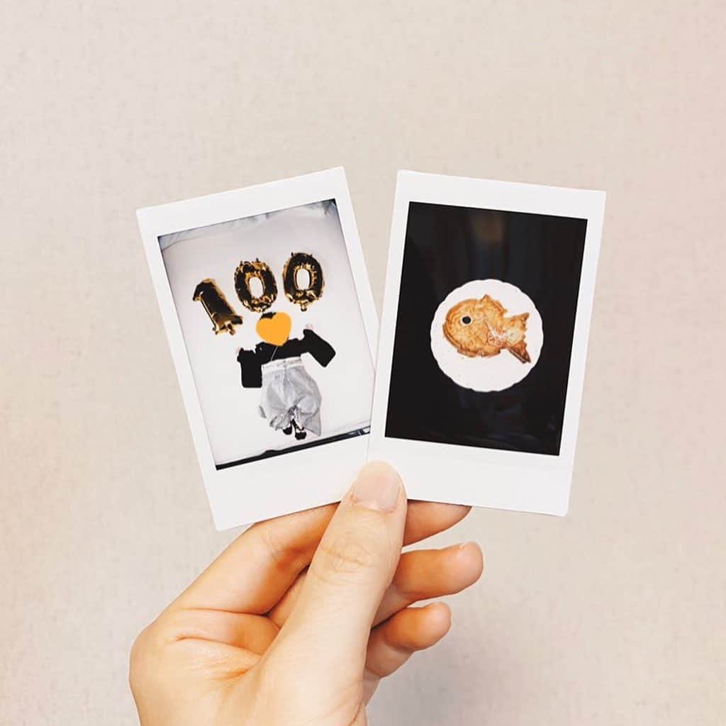 unoさんのインスタグラム写真 - (unoInstagram)「息子が生後4ヶ月を迎えました🎉 3ヶ月からあっという間に感じる…！ ㅤㅤㅤㅤㅤㅤㅤㅤㅤㅤㅤㅤㅤ 世の中、コロナで大変ですね…。 怖くて相変わらず近所の公園以外に出かけていません。 より一層、慎重に行動して家族を守らねば…と思います。 ㅤㅤㅤㅤㅤㅤㅤㅤㅤㅤㅤㅤㅤ そんな中で息子の100日記念では家で簡易的なお食い初め祝いをしました。祝い鯛はアップルパイにしたり、ほぼ通販に頼ったけど、可愛くて美味しくて満足でした😚 ㅤㅤㅤㅤㅤㅤㅤㅤㅤㅤㅤㅤㅤ そしてこの1ヶ月でまた色んなことができるようになりました。 4ヶ月健診にも行き、体重も6.7kgに！でかい！足もムチムチです。 早くも寝返りができるようになって、 コロンコロンと転がりまくって目が離せない毎日です。 うー！あー！ぐぬー！と声を沢山出したりするのも面白い。 成長メモをまた描いてみたので2枚目に載せてみました。 育児エッセイまんがもそのうち描きたいなぁ、、 ㅤㅤㅤㅤㅤㅤㅤㅤㅤㅤㅤㅤㅤ 1枚目の写真に載っているスタイは 前回載せたものと同じくで産前に縫ったものです。 よだれがたくさん出てきて毎日大活躍してます。 こんな風に使ってもらえる日がきて良かった😢しみじみ。 ㅤㅤㅤㅤㅤㅤㅤㅤㅤㅤㅤㅤㅤ 大変な世の中だけど、 身体に気をつけて元気に過ごしていこうね〜むすこよ〜！ ㅤㅤㅤㅤㅤㅤㅤㅤㅤㅤㅤㅤㅤ #月齢フォト  #hm #お食い初め」3月26日 23時04分 - unobox