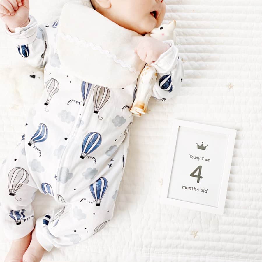 unoのインスタグラム：「息子が生後4ヶ月を迎えました🎉 3ヶ月からあっという間に感じる…！ ㅤㅤㅤㅤㅤㅤㅤㅤㅤㅤㅤㅤㅤ 世の中、コロナで大変ですね…。 怖くて相変わらず近所の公園以外に出かけていません。 より一層、慎重に行動して家族を守らねば…と思います。 ㅤㅤㅤㅤㅤㅤㅤㅤㅤㅤㅤㅤㅤ そんな中で息子の100日記念では家で簡易的なお食い初め祝いをしました。祝い鯛はアップルパイにしたり、ほぼ通販に頼ったけど、可愛くて美味しくて満足でした😚 ㅤㅤㅤㅤㅤㅤㅤㅤㅤㅤㅤㅤㅤ そしてこの1ヶ月でまた色んなことができるようになりました。 4ヶ月健診にも行き、体重も6.7kgに！でかい！足もムチムチです。 早くも寝返りができるようになって、 コロンコロンと転がりまくって目が離せない毎日です。 うー！あー！ぐぬー！と声を沢山出したりするのも面白い。 成長メモをまた描いてみたので2枚目に載せてみました。 育児エッセイまんがもそのうち描きたいなぁ、、 ㅤㅤㅤㅤㅤㅤㅤㅤㅤㅤㅤㅤㅤ 1枚目の写真に載っているスタイは 前回載せたものと同じくで産前に縫ったものです。 よだれがたくさん出てきて毎日大活躍してます。 こんな風に使ってもらえる日がきて良かった😢しみじみ。 ㅤㅤㅤㅤㅤㅤㅤㅤㅤㅤㅤㅤㅤ 大変な世の中だけど、 身体に気をつけて元気に過ごしていこうね〜むすこよ〜！ ㅤㅤㅤㅤㅤㅤㅤㅤㅤㅤㅤㅤㅤ #月齢フォト  #hm #お食い初め」