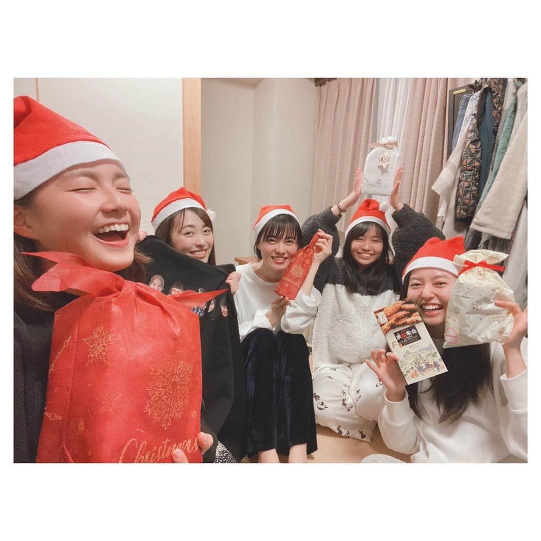 福原遥さんのインスタグラム写真 - (福原遥Instagram)「. #ゆるキャン 放送まであと少し☺︎ クリスマス当日はみんなでパーティー&プレゼント交換で盛り上がってました✨ ゆるキャン△の現場は本当に温かく、いつも笑顔が絶えなくて、寒さが吹き飛ぶくらい毎日が楽しかったです！ そんな素敵な現場にして下さったスタッフの皆様、共演者の皆様に感謝の気持ちでいっぱいです！」3月26日 23時05分 - haruka.f.official