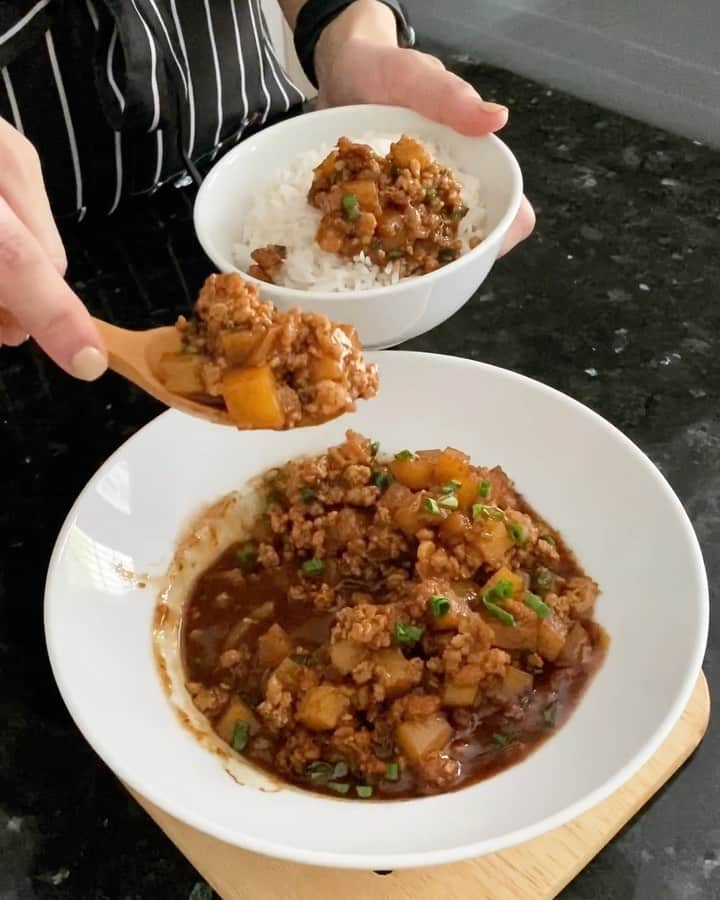 Samantha Leeのインスタグラム：「It’s a quick and easy Chinese Style Potato & Minced Pork Stew can be made in 30 minutes. (Recipe on IG Story/Highlights) #leesamantha  #movementrestrictionorder #lockdowncooking」