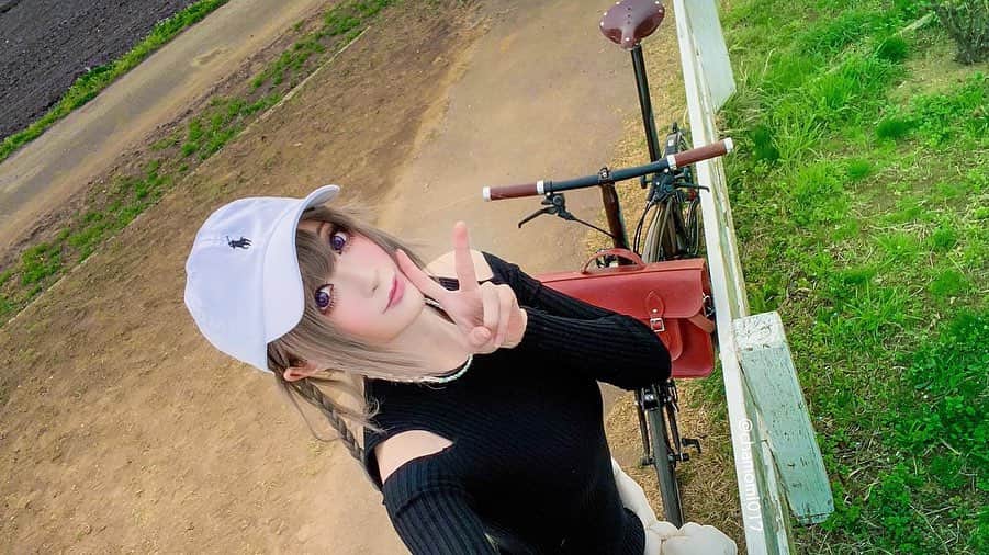 のインスタグラム：「愛車と風車と写真撮ったよ！ ツイートはこちら！ ‪ https://twitter.com/chamomi017/status/1243080164348530690?s=21 Twitterにあげていない他の風車×愛車とカモミールの自撮りをインスタにアップしたよ🤳  #ブロンプトンのある風景  #bromptonlovers  #bromptonlife  #bromptonbike  #自転車女子  #自転車のある風景  #自転車のある生活  #cycling #cyclingpics #cyclingphotos #cyclinglife #cyclingtips #bikes #cyclist  オランダ風車 と BROMPTON 🚲🍃‬ 風が強かったけど風車と自転車の雰囲気がとてもぴったりでたくさん写真を撮ってしまった！！ 他のブロンプトンの写真もいろいろアップしますね☺️✨ 私のブロンプトンは変速2段しかついてないけど、2段でも坂道十分サイクリングできるので2段でたくさんペダル回してます✨✨ とてもいいトレーニングにもなる！ 2段オススメです❤️ 2段で坂道走るの楽しいよ！！！ ‪#自転車旅  #ブロンプトン  #佐倉市‬  3月のブロンプトンのハッシュタグは #brompton弥生」