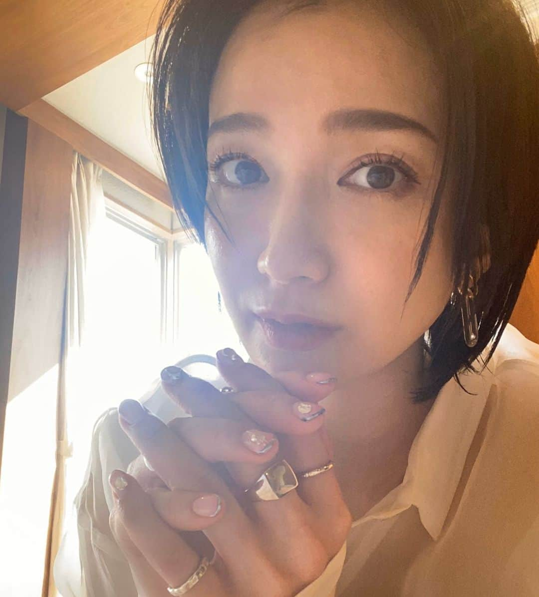 芹那さんのインスタグラム写真 - (芹那Instagram)「nail💅🏻 #ピンクフレンチ　✖️#シルバースキニーフレンチ　の#ダブルフレンチ #シルバーパーツ　もたくさんつけてもらった🔗⛓🔗⛓ 髪の毛切る前にいろいろやりたいネイル考えてたけど、美容室後ネイルだったのでデザイン大変更😎大成功🙌🏻 thank you @nailsalon.kurni_yuumi」3月26日 23時08分 - serinaofficial