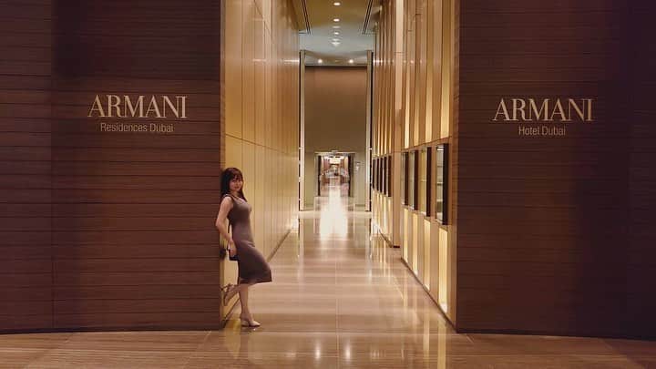 利咲のインスタグラム：「世界一高いビル、ブルジュハリファの中にあるアルマーニホテル✨﻿ @armanihoteldxb  運よくスイートの39階のお部屋に😍﻿ 内装がスタイリッシュでとにかくかっこ良く、雰囲気も大人っぽく落ち着いていて素敵です🌠﻿ バーのベランダからの景色がドバイ一望出来ます。﻿ ブルジュハリファの麓から見上げる景色も良いですね🌃﻿ ドバイモールに繋がっているのでホテルから行けちゃいます〜﻿ お部屋の動画編も撮り始めました📹﻿ ﻿ Armani Hotel in Burj Khalifa, the tallest building in the world.﻿ Fortunately I was able to stay in a suite room at 39floor😍﻿ The interior is stylish and cool, and the atmosphere is mature and calm.﻿ The view from the bar veranda can be overlooked in Dubai. ﻿ The scenery looking up from the foot of Burj Khalifa is also good.﻿ It's connected to Dubai Mall so you can go from the hotel ~﻿ I started taking videos of my room📹﻿ ﻿ ﻿ #ArmaniHotel #ArmaniHotelDubai #BurjKhalifa﻿ #アルマーニホテルドバイ #Armani #アルマーニ #ドバイ #dubai #ブルジュハリファ #uae #アラブ首長国連邦 #uae🇦🇪 #dubai🇦🇪 #dubai❤️ #lovedubai #🇦🇪」