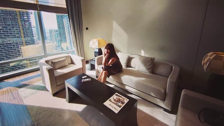 利咲さんのインスタグラム写真 - (利咲Instagram)「世界一高いビル、ブルジュハリファの中にあるアルマーニホテル✨﻿ @armanihoteldxb  運よくスイートの39階のお部屋に😍﻿ 内装がスタイリッシュでとにかくかっこ良く、雰囲気も大人っぽく落ち着いていて素敵です🌠﻿ バーのベランダからの景色がドバイ一望出来ます。﻿ ブルジュハリファの麓から見上げる景色も良いですね🌃﻿ ドバイモールに繋がっているのでホテルから行けちゃいます〜﻿ お部屋の動画編も撮り始めました📹﻿ ﻿ Armani Hotel in Burj Khalifa, the tallest building in the world.﻿ Fortunately I was able to stay in a suite room at 39floor😍﻿ The interior is stylish and cool, and the atmosphere is mature and calm.﻿ The view from the bar veranda can be overlooked in Dubai. ﻿ The scenery looking up from the foot of Burj Khalifa is also good.﻿ It's connected to Dubai Mall so you can go from the hotel ~﻿ I started taking videos of my room📹﻿ ﻿ ﻿ #ArmaniHotel #ArmaniHotelDubai #BurjKhalifa﻿ #アルマーニホテルドバイ #Armani #アルマーニ #ドバイ #dubai #ブルジュハリファ #uae #アラブ首長国連邦 #uae🇦🇪 #dubai🇦🇪 #dubai❤️ #lovedubai #🇦🇪」3月26日 23時13分 - himeringo908
