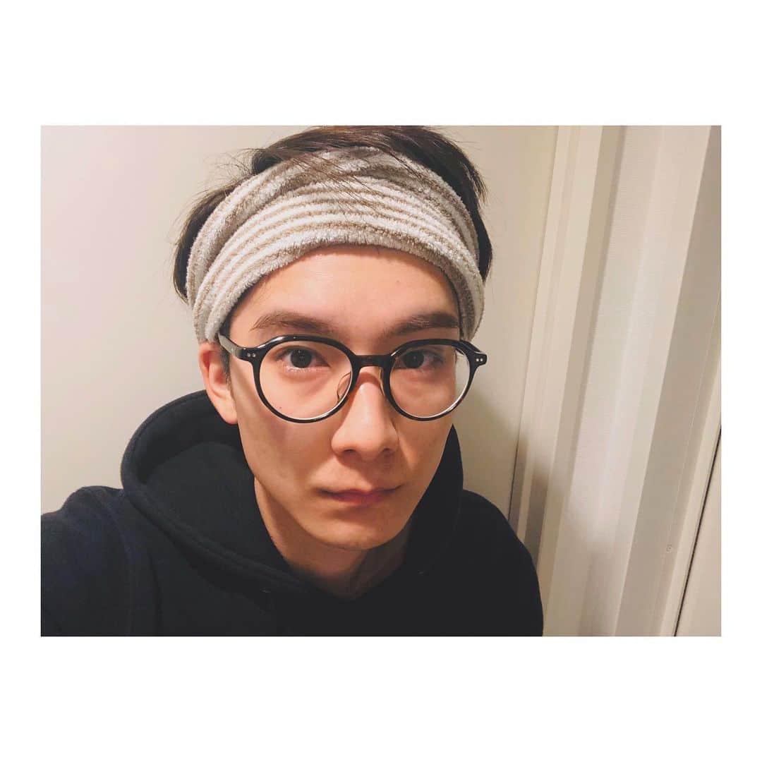 朝田淳弥のインスタグラム：「. オフ田です。  #朝田淳弥 の#お家 へようこそ #完全オフモード #前髪なし  家では#メガネ の#オフ田」
