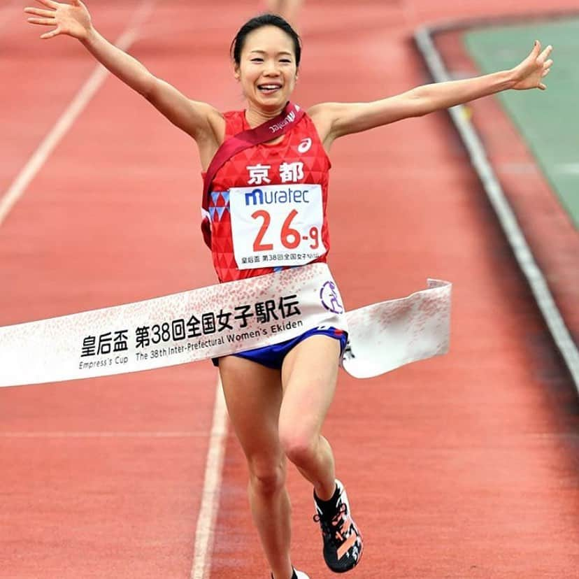 一山麻緒さん大ファンのインスタグラム：「都道府県対抗駅伝！京都で優勝！ アンカーで最高の笑顔！ アディゼロプロも履いてた！ 順調にいい走りすぎる！！ このまま五輪へ！！ #一山麻緒#都道府県対抗女子駅伝 #一山スマイル #アディゼロプロ #京都代表」