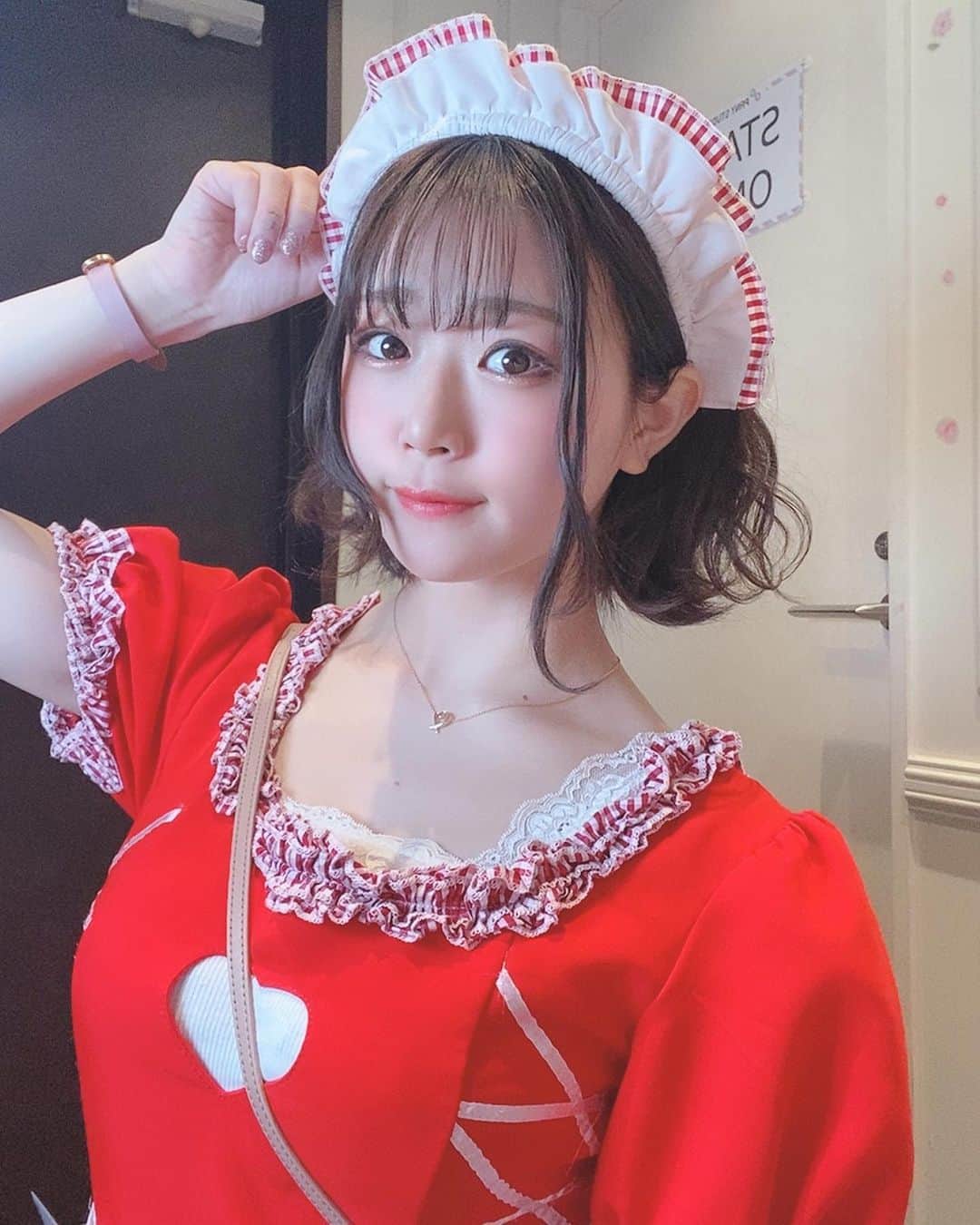 のインスタグラム：「かわいい？すき？ たくさん言ってくれないとわかんないよう♡ . . . #me #look #可愛い #pritty #followｍe #cute #asiangirl #japanesegirl #cafe #conceptcafe #akihabara #メイド #コンカフェ　#ボブアレンジ #ゆるふわ巻き #モテ髪」
