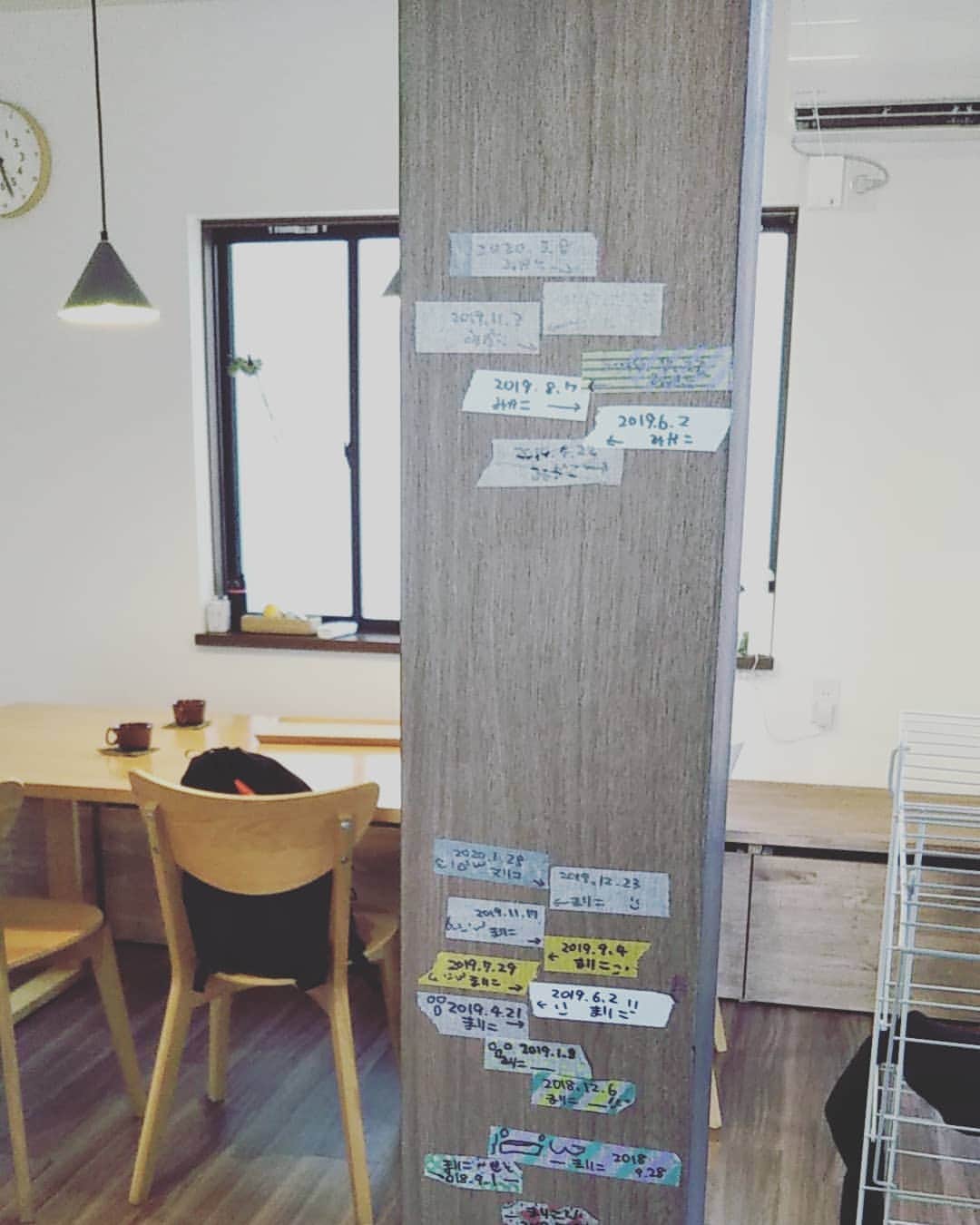 crie style クリエすずき建設のインスタグラム：「お客さまのお宅を点検に行って参りました。 数ヶ所の補修を対応させていただき、室内をぐるっと確認していると！？ 構造的に撤去できなかった化粧柱がとっても輝いていました！ ご家族の身長の記録、とっても嬉しいですね(*^^*) #思い出記録 #身長計柱 #新築 #注文住宅 #平屋 #ロフト #中庭 #二世帯住宅 #店舗併用住宅 #ガレージハウス #リノベーション #リフォーム #バリアフリー #ユニバーサルデザイン #メーターモジュール #長期優良住宅 #crie_style #クリエ #楽しく人生をデザイン #クリエすずき建設 #柏スーパー流しそうめん #柏暮らしまもり隊 #柏市 #柏 #kashiwa」