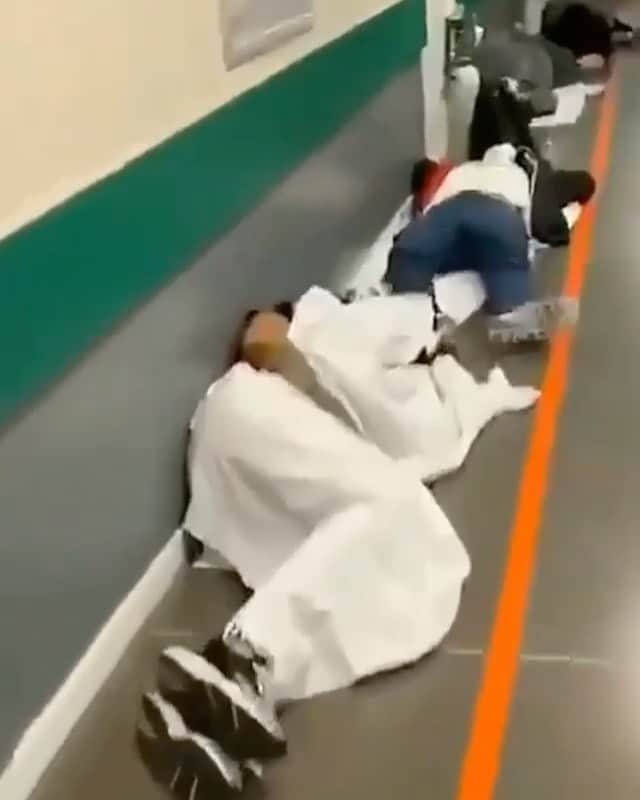 ティモシー・サイクスのインスタグラム：「⚠️WARNING: GRAPHIC CONTENT⚠️ Repost from @karmagawa Here’s a sad video of a hospital in Spain overwhelmed with coronavirus patients and this is the absolute biggest risk with this crisis right now — the fatality rate goes up big time when our hospital systems can’t handle the number of patients that require immediate treatment. Because in too many areas right now there’s simply not enough hospital beds, ventilators and intensive care units (ICUs) so it’s EVERY person’s duty to social distance and stay home as much as possible in order to limit the spread of this virus and reduce the number of people who need to go to the hospital. This message is especially aimed at too many young people around the world who are going out in groups, mistakenly believing that they’re immune to this virus when in fact they’re not as studies have shown that even people without symptoms, young and old alike, can be infected and can also spread the virus unknowingly. So, please be considerate of understaffed hospitals and healthcare workers around the world and #stayhome if you can and also help us spread awareness about this urgent issue with everyone by sharing this post, and our other recent posts about the hardworking medical professionals all over the world too, with your followers, friends and families and tagging people who need to see this as we must all work together to save as many lives as possible! #stayhome #coronavirus #savelives #quarantine #socialdistancing #karmagawa」