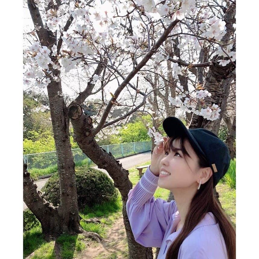 垰智子さんのインスタグラム写真 - (垰智子Instagram)「ほとんど外出しない日が続いてるけど、早くコロナ落ち着いてほしいな〜🌸 . お仕事途中に一瞬、桜を見て気分転換♪ . 紫外線が強くなる季節は、帽子が大活躍 🎓 @ruvieofficial のcapはスェードっぽい素材でどんなコーデにも合わせやすいからお気に入り😊 . 普通のキャプよりも柔らかい素材だから被りやすいよ✨ . #ruvie #hat #fashion #fashionable #cap #帽子 #カジュアルコーデ #casual」3月27日 9時11分 - taotao_tomo