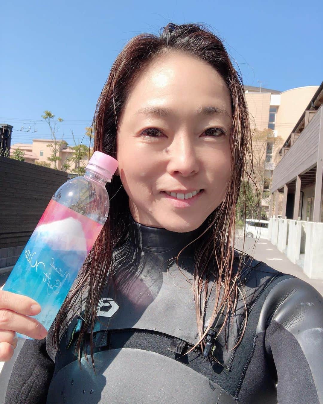 岡部亜紀のインスタグラム：「免疫力を高めるには、適度な運動、バランスの良い食事、質の良い睡眠、腸内環境を整える事❣️そして水分補給もね😉 @plasma_kairisui  @plasmakairisui  @bewet_water_suits  #ストップコロナウイルス  #免疫力アップ  #サーフィン女子  #surfergirl」