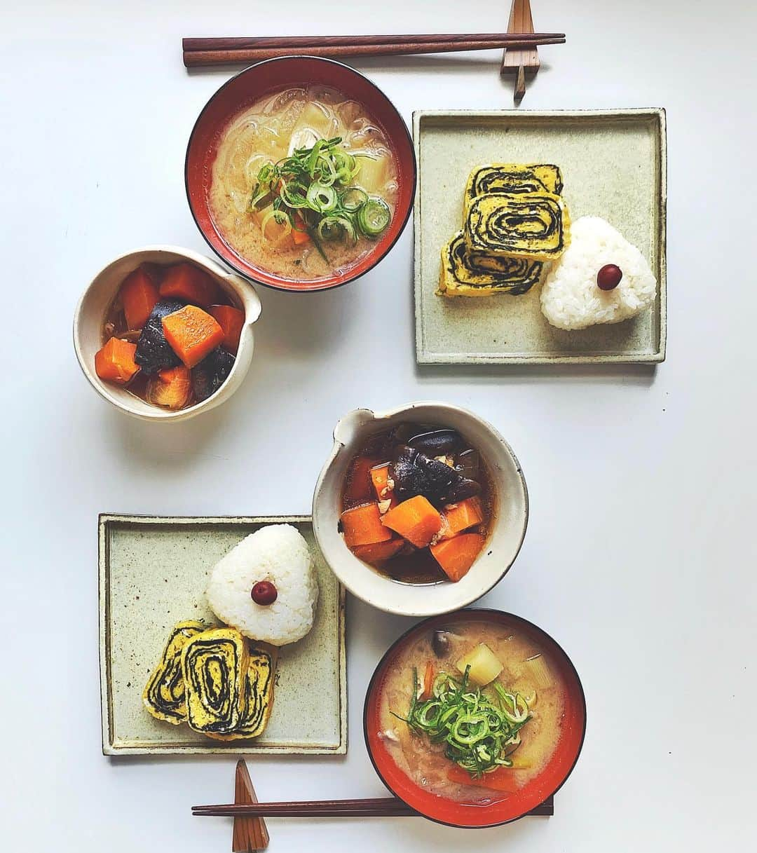 Chinamiさんのインスタグラム写真 - (ChinamiInstagram)「Japanese breakfast 先日撮った朝ごはん写真で おはようございます。  コロナの不安に苛まれる中ですが 我が家でちょっと嬉しいことがあったので、ご報告させてください。  うわぁ、もうそんなに経ったの？と自分でも驚きなのですが、まわりの方々に支えられながら、この度無事に20回目の結婚記念日を迎えることができました。いつも本当にありがとうございます。  昨日、家具のメンテナンス作業のお手伝いに来ていた息子が、休憩中に写真を撮ってくれたので、大変お見苦しいですが記念日ということでストーリーに載せています。 はじめましての方も、いつもお世話になっているみなさんも、これからも夫婦共々仲良くしてください。  どうぞよろしくお願いします😌」3月27日 9時39分 - chinamiphoto