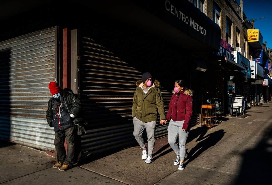 ナショナルジオグラフィックさんのインスタグラム写真 - (ナショナルジオグラフィックInstagram)「Photo by Juan Arredondo @juanarre | A couple in matching face masks takes a walk along Roosevelt Avenue in Jackson Heights, Queens. New York City is now an epicenter of the coronavirus crisis in the U.S. For more coverage of the COVID-19 crisis in NYC, follow me @juanarre. #COVID19 #NYC」3月27日 9時33分 - natgeo