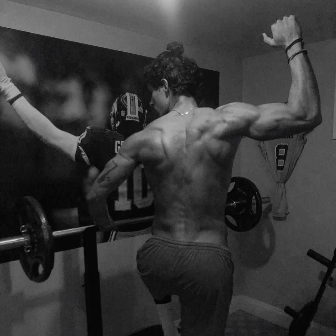 Steven Kellyのインスタグラム：「Lockdown mode is in full effect. Don’t let this hard time get in the way of your prior goals. Stay positive and stay motivated throughout. Continue rocking those in-home workouts 💪🏼 We’ll all get through this together #onelove」