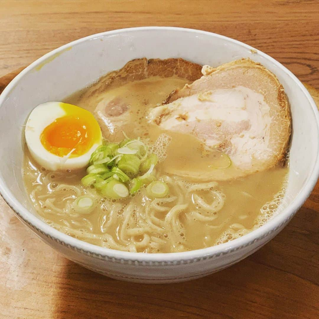 中邑真輔さんのインスタグラム写真 - (中邑真輔Instagram)「スープ、麺、チャーシュー、全て自作の豚骨ラーメン作ってみた。ラーメン屋さんって大変だなぁ、すごい時間かかって食べるの一瞬😢  スーパー濃厚トンコツスープ。美味しくいただきました🍜  Soup, Noodles, Braised pork all I made my own #Tonkotsuramen.  The ramen shop is hard, it takes a lot of time to make it, but eating ramen in no time.😢 Super rich Tonkotsu soup.  It was delicious🍜  #ラーメン屋さんごっこ」3月27日 10時05分 - shinsukenakamura