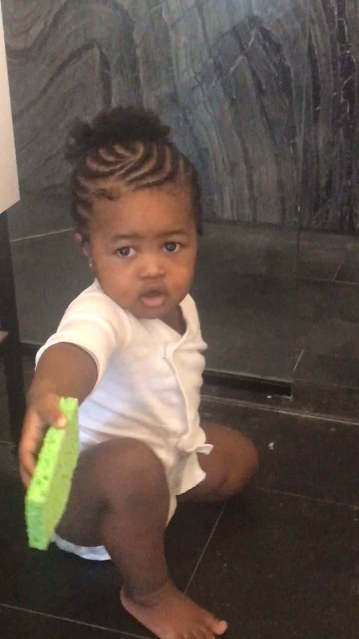 レミー・マーのインスタグラム：「@ReminisceMacKenzie keeping things clean during quarantine😏She really mimics EVERYTHING I do; I have to be so careful around my little shadow/sponge🥰 #RemyMom #RemyMa」