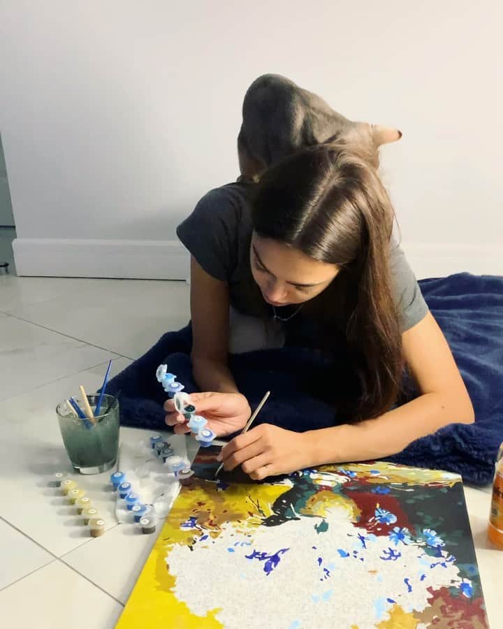 Zhenya Katavaのインスタグラム：「Видео, которые поднимают настроение ♥️. Какое вам понравилось?)」