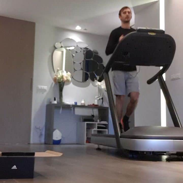 ノルベルト・ジェンベールのインスタグラム：「Noi in questo periodo ci divertiamo così 😁 E voi cosa state facendo ? Condividete i vostri momenti creativi in casa usando #hometeam  @adidas  My sa v týchto časoch bavime takto 😁 Čo robite vy ? Zdielajte vaše kreatívne momenty použitím #hometeam  @adidas」
