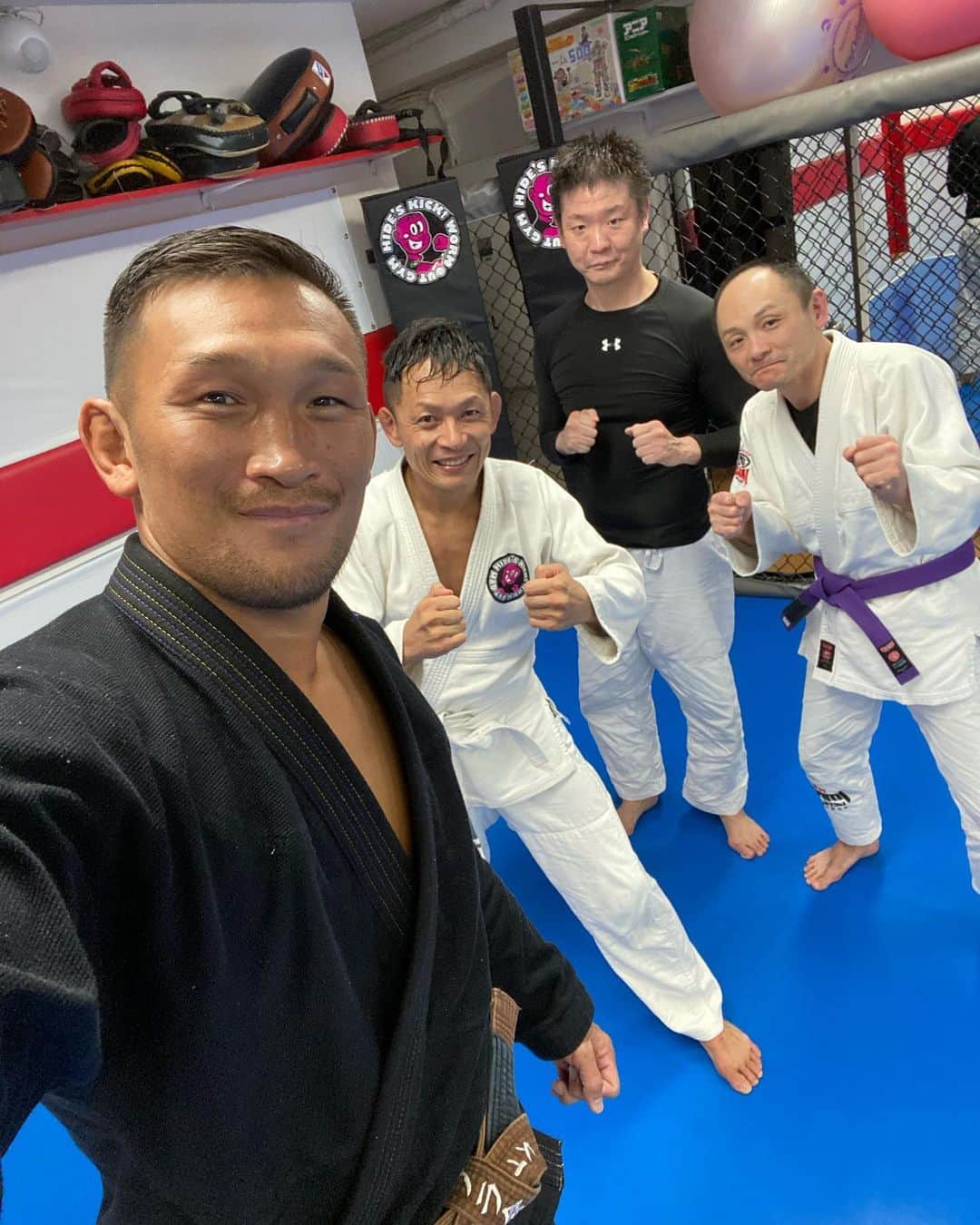 ストラッサー起一のインスタグラム：「ヒデズキックさんで柔術。 練習後に今の状況についてカールさんと色々話せて良かった。 自分なりに考えて行動するしかない。 ありがとうございました。  #MMA #総合格闘技 #格闘技 #キックボクシング #トレーニング」