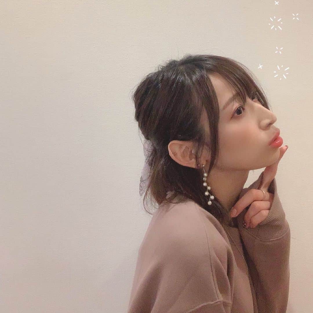 のインスタグラム：「♡ おやすみまん🧸🛋 あしたは #ぬいスピ のチケット発売日です。 それとラジオでいです∩˙▿˙∩ #井坂仁美 #hitomiisaka #仮面ライダーGIRLS #kamenridergirls #KRGS #kamenrider #仮面ライダー」