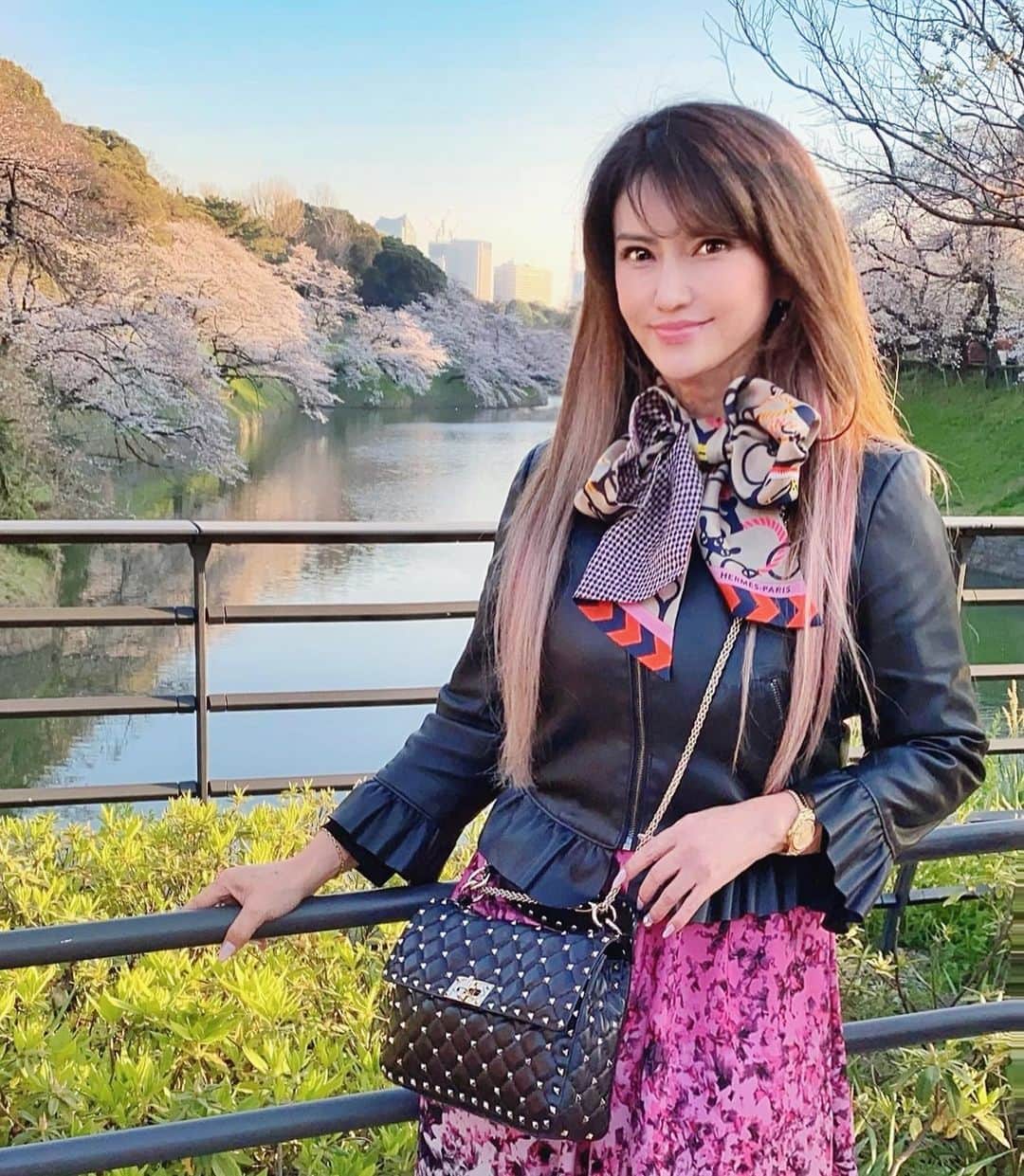 selfieneのインスタグラム：「#都市封鎖 直前﻿ ﻿ #土日は外出自粛します ﻿ #最後のお出かけ ﻿ #お花見 ﻿ #千鳥ヶ淵﻿ #コロナに負けるな﻿ #投資女子﻿ #息してるだけでお金増える﻿ ﻿ ﻿ 不景気でも負けない海外での資産構築方法を﻿ 手に入れたい方はこちらからLINEに登録してね♩﻿ ↓↓↓﻿ @marigram_uu_」
