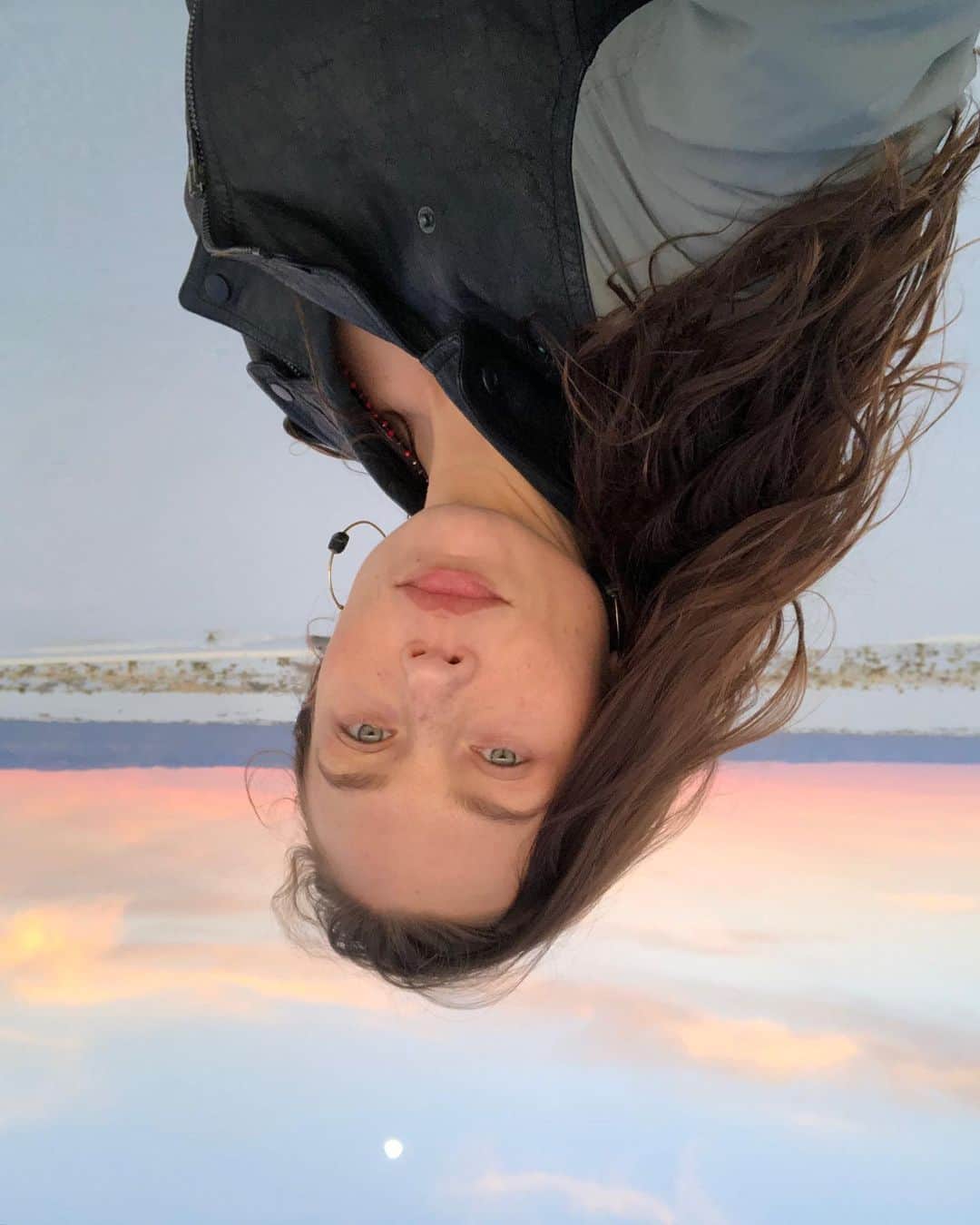 Nicole Mejiaのインスタグラム：「When the world flips us upside down, what else can we do besides:  Accept our new present reality, Release what no longer serve us, Surrender that which we cannot control, And get to work on what we can?  Finding stillness and peace in the uncertainty despite the discomfort.  I have always been fascinated with duality—how something so painful can also be so beautiful that it simultaneously heals your heart as it’s breaking. How someone who’s so strong and sure in some areas of their life can also be deeply sensitive, and at times, weak in others. How chaos has a knack for eventually producing clarity on the things that really matter to us. And how darkness and light lives within each and every one of us.  Dancing between the polarities is what the experience of life is for me.  So the challenge, when I am feeling skewed to one side, is how can I also make room for the other? How can I notice the beauty? The healing. The coming together, slowing down, and connecting that’s taking place all over the world. And instead of only seeing how the happenings of change and crisis will cause pain and suffering, how can I also see that these humans will grow from this experience? That the entire world will grow from this experience. And that every one of us is fully capable of rising to that challenge.  I believe in the powerful adaptation machine that is the human being.  I don’t know what’s going to happen but I trust myself. I trust the process.  And no matter what dips and turns the ride of life has in store, I believe in me, and I believe in you. ✨  There’s about to be massive growth on a global scale. Universe, we may not all think so, but I believe that we’re ready for this. 🌎🌍🌏」