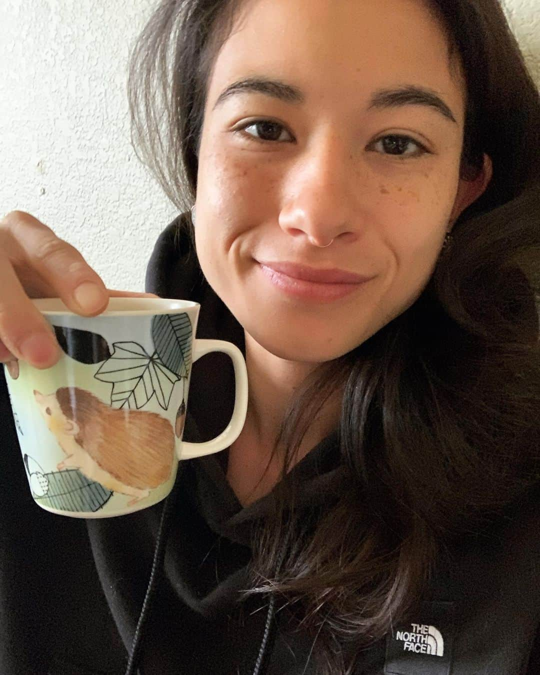 ニーナ・ウィリアムズさんのインスタグラム写真 - (ニーナ・ウィリアムズInstagram)「Cheers from lockdown ☕️ I wish I could say I’ve been as motivated as everyone else on this platform, posting home fitness workouts and keeping the community psyched. Some folks have asked me to do the same, but I must be honest... I’m only just now getting to a place where I can motivate to run, workout at home, and do things other than eat cereal and stare at my phone. The past few days have been the first ones where I’ve genuinely felt ‘okay’. And I’m still navigating my way upwards. I’m slowly moving from a place of protection (low energy, coping, healing) to a place of productivity (high energy, decisiveness, action). . These states of being have both been necessary for me 🙇🏻‍♀️ I felt a lot of guilt being in the first one, until I thought of it as a form of protection. I needed to protect myself, to heal, to grieve the loss of life as it was before - because things are different and this shit is sad!! People are dying, the world as we know it will be changed from here on out. But I know it won’t be like this forever and I couldn’t stay protective forever either 💔 . I’m testing some strategies that are helping me transition from a protective mindset to a more productive one. They are daily practices, ones that allow for both protective 🙅🏻‍♀️ and productive 🙋🏻‍♀️ states. I’m still fleshing them out and will be happy to share once I stick to the routines for a bit longer myself. . In the meantime, I’d love to hear from you: What do you think about protection vs. production? How do those moments feel? And would you call them something differently? Really appreciate your thoughts 🙏🏻🙏🏻」3月27日 1時37分 - sheneenagins