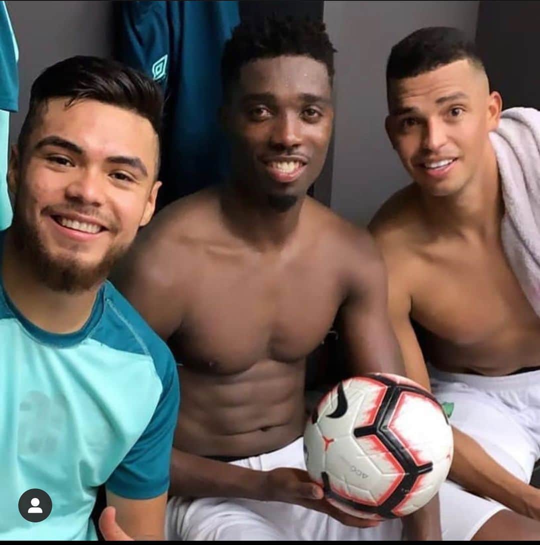 アデルラン・サントスのインスタグラム：「that day the black panther scored 3 goals !!!! 💚💚💚💚🤣🤣😹🐾🐾 miss you 😘✊🏾✊🏾✊🏾✊🏾 #jeddah_city」