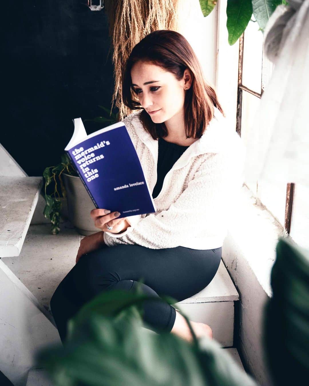 ケイトリン・オズモンドのインスタグラム：「So many times I’ve heard in my life how much people just want to stay home. How much they just want a day to not move and stay on the couch.  I’ve heard people say they don’t have time to spend with their families, to read a book, to cook a delicious dinner, or to clean out their closet.  I’m guilty of all this too . We are given the time to do this now.  The circumstances around why we have this time is truly unfortunate and scary, but the best we can do is make the most of it. Take the time to embrace your laziness. Take the time to build your relationship, if you are lucky enough to be spending this time with your person. Take the time to discover yourself. We are often running through our lives, this is our time to slow down and breathe . . #stayhomestaysafe  #stayhomesavelives  #isolation #takethetime」
