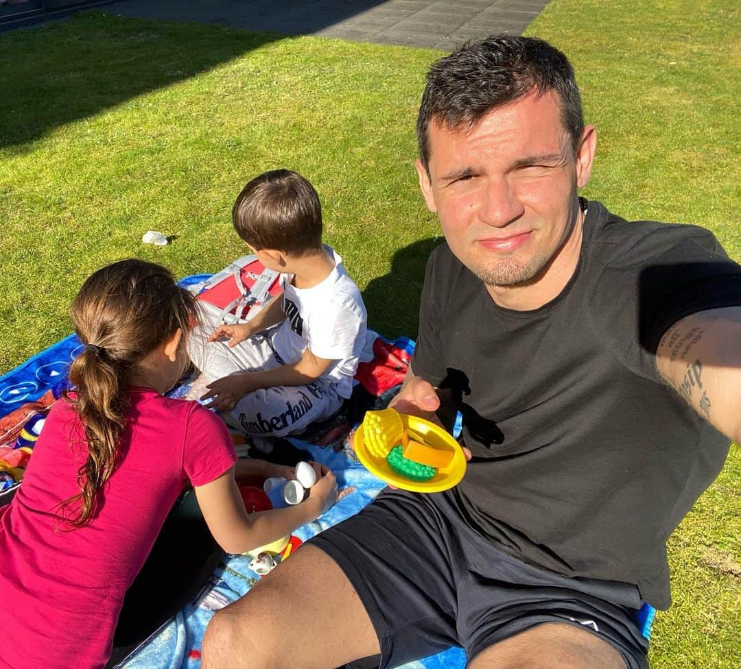 デヤン・ロヴレンさんのインスタグラム写真 - (デヤン・ロヴレンInstagram)「Lovely afternoon today with the family ☀️☀️ Picnic was amazing 😁👌🏻」3月27日 1時49分 - dejanlovren06